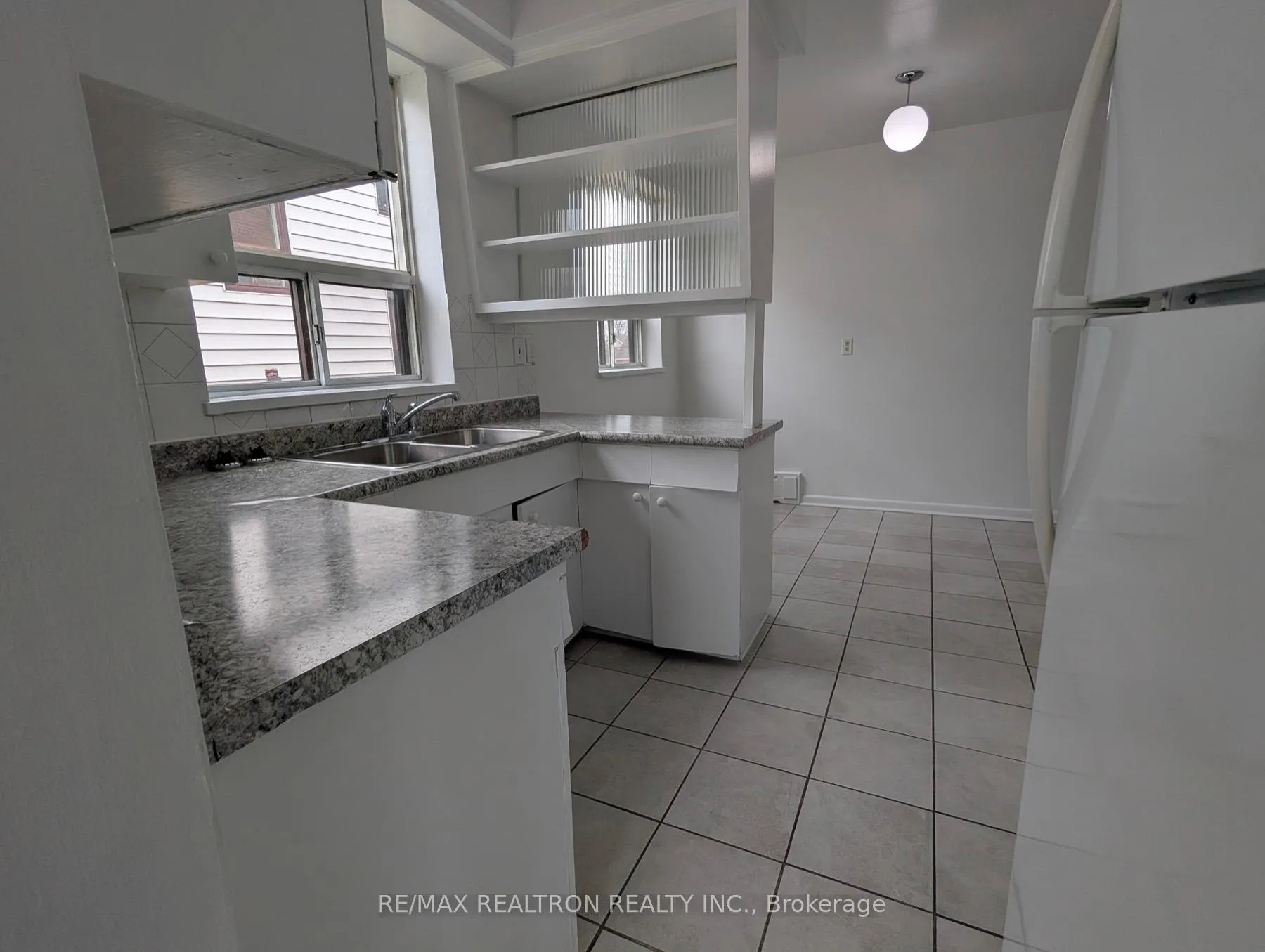 Photo 5 of Unit 4, 40 Meadowbrook Road, Toronto, Englemount-Lawrence — HOMEH