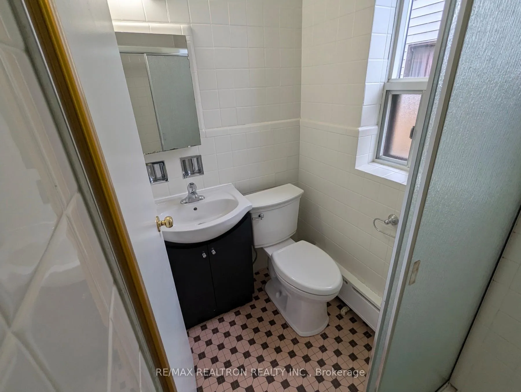 Photo 8 of Unit 4, 40 Meadowbrook Road, Toronto, Englemount-Lawrence — HOMEH