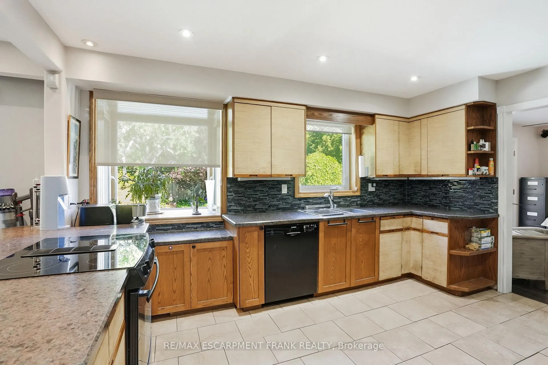 Photo 11 of 44 San Paulo Drive, Hamilton, Mountview — HOMEH