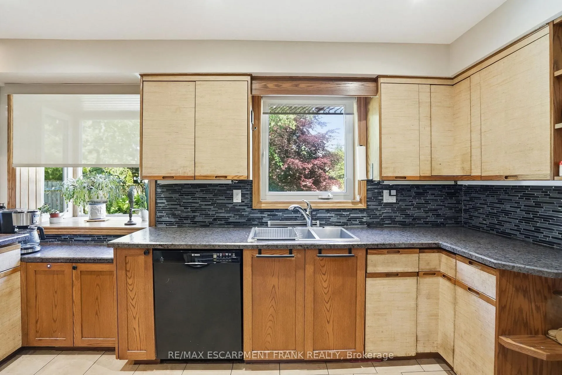 Photo 12 of 44 San Paulo Drive, Hamilton, Mountview — HOMEH