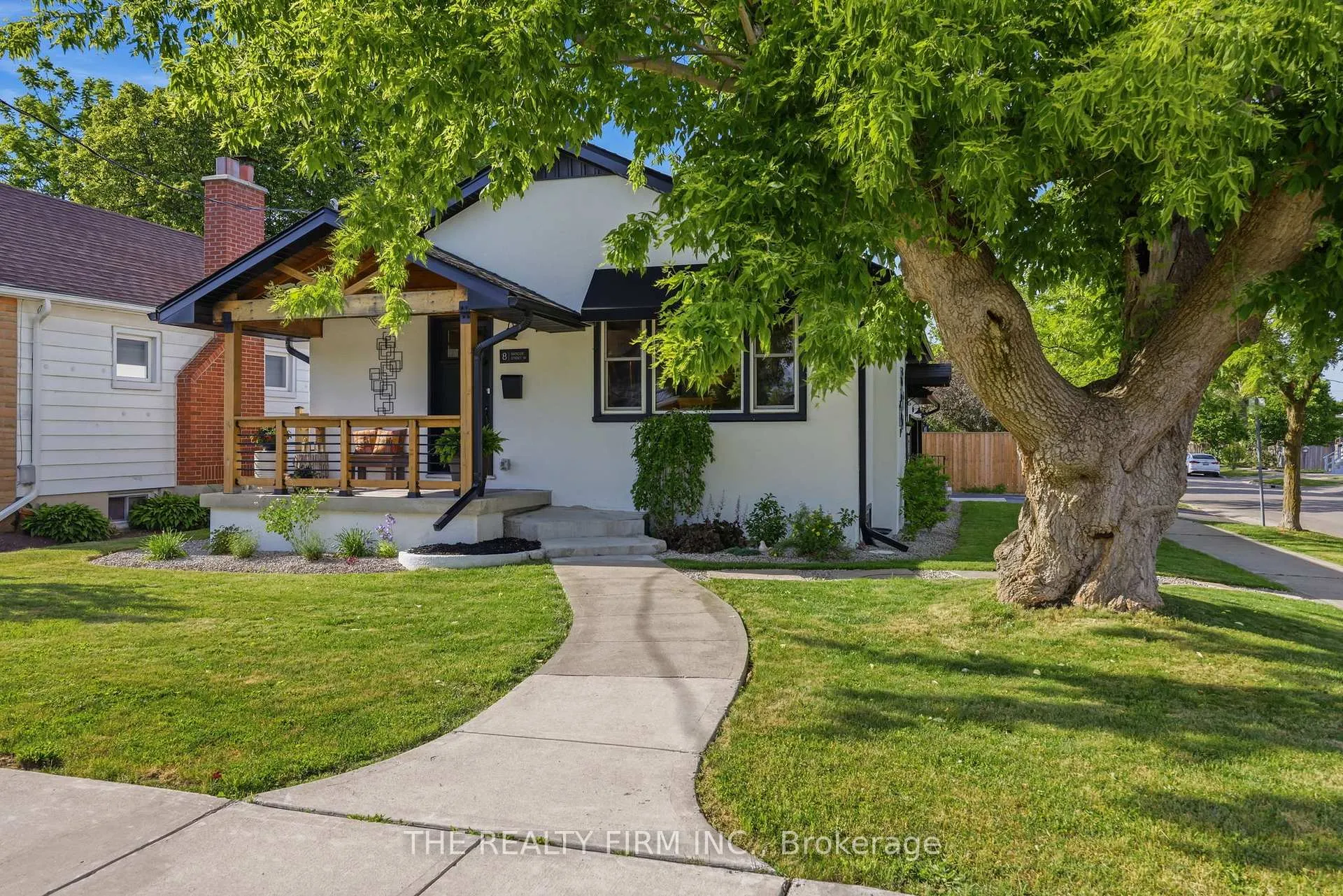 Front of 8 Briscoe Street W