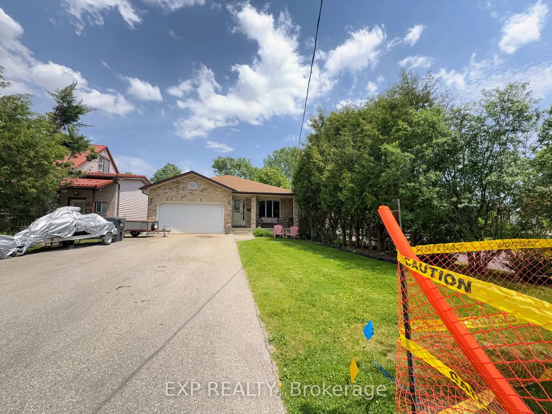 Photo 2 of 1050 Willow Drive, London, South Y — HOMEH
