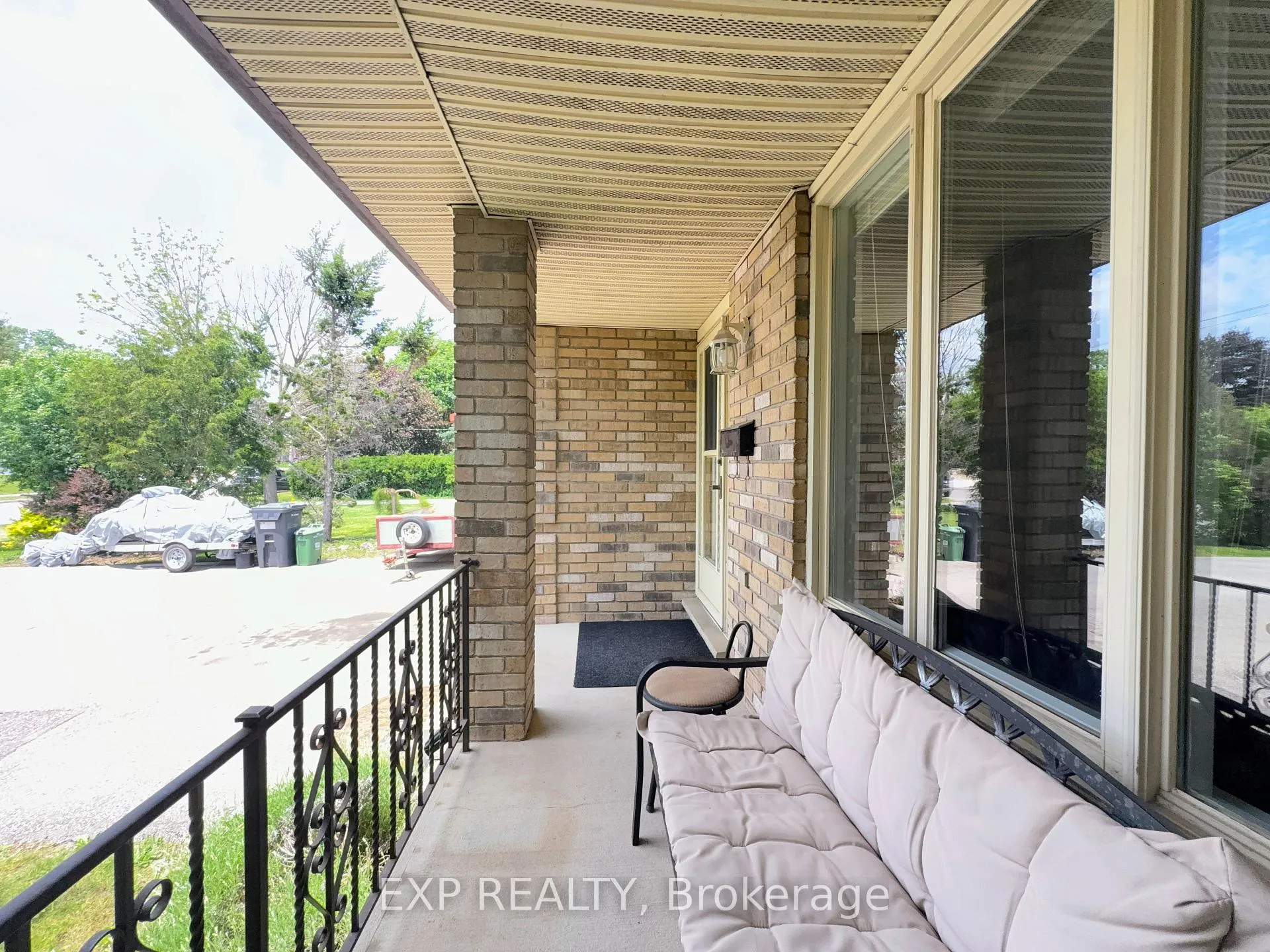 Photo 3 of 1050 Willow Drive, London, South Y — HOMEH