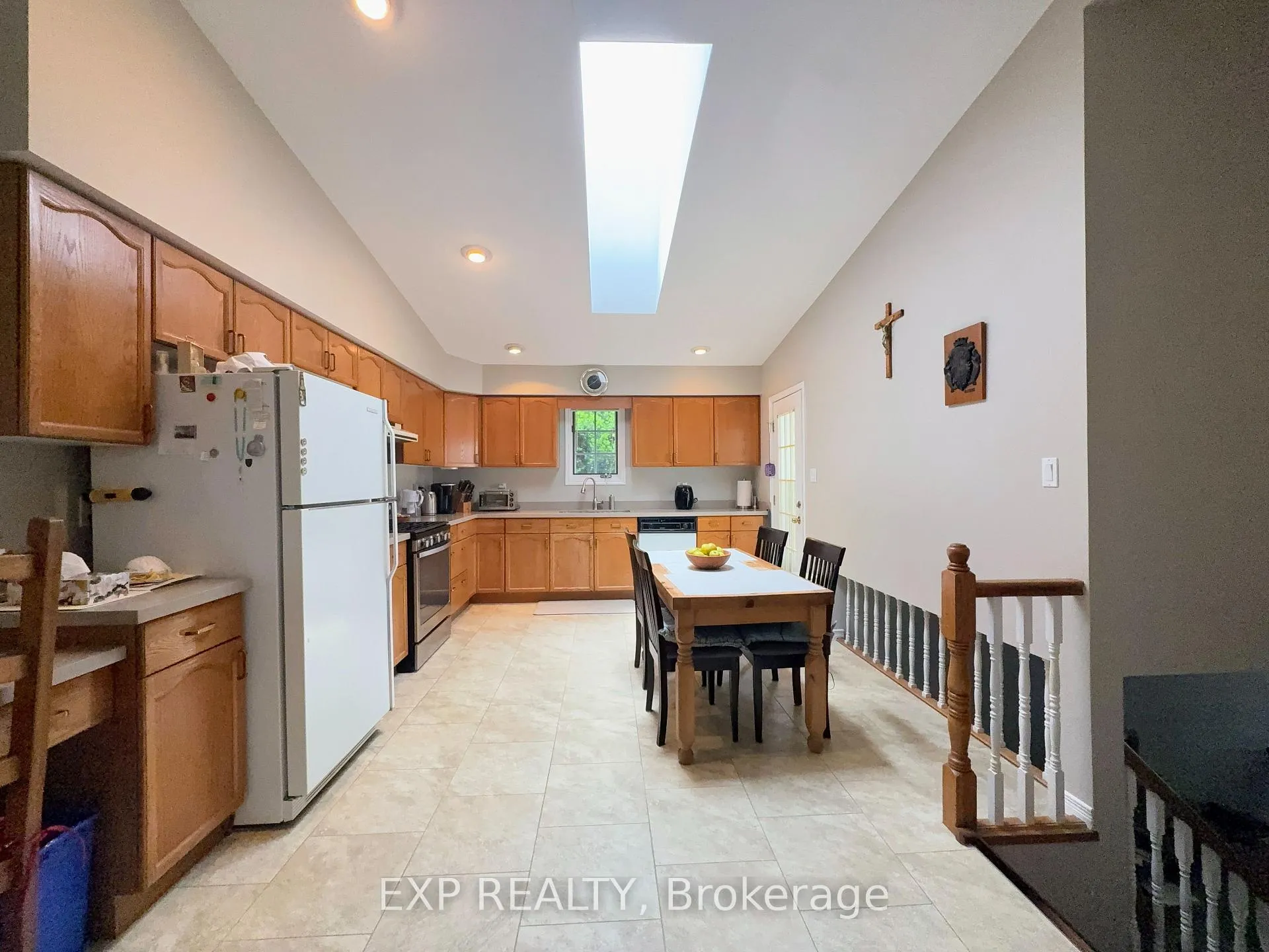 Photo 11 of 1050 Willow Drive, London, South Y — HOMEH