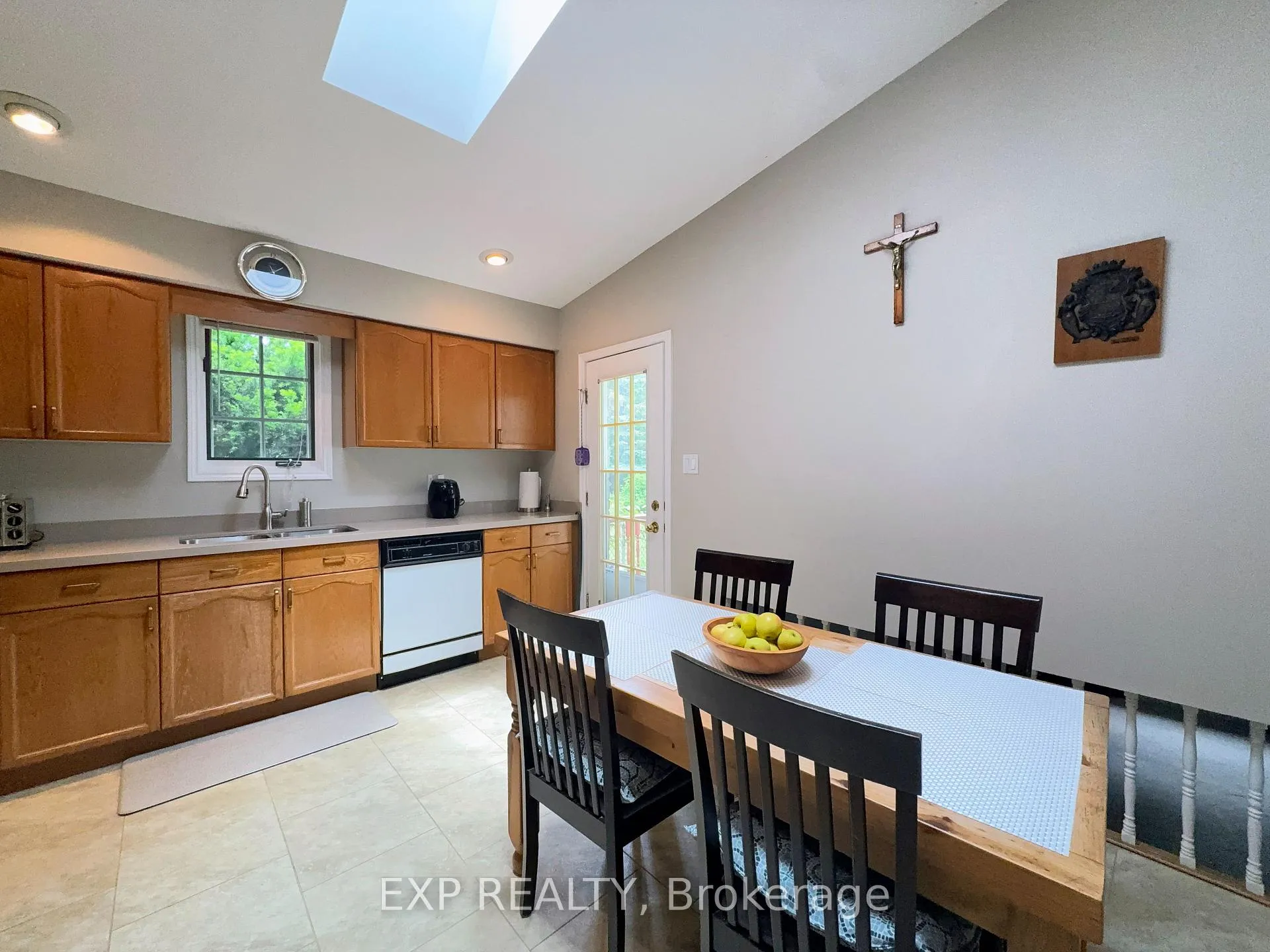 Photo 12 of 1050 Willow Drive, London, South Y — HOMEH