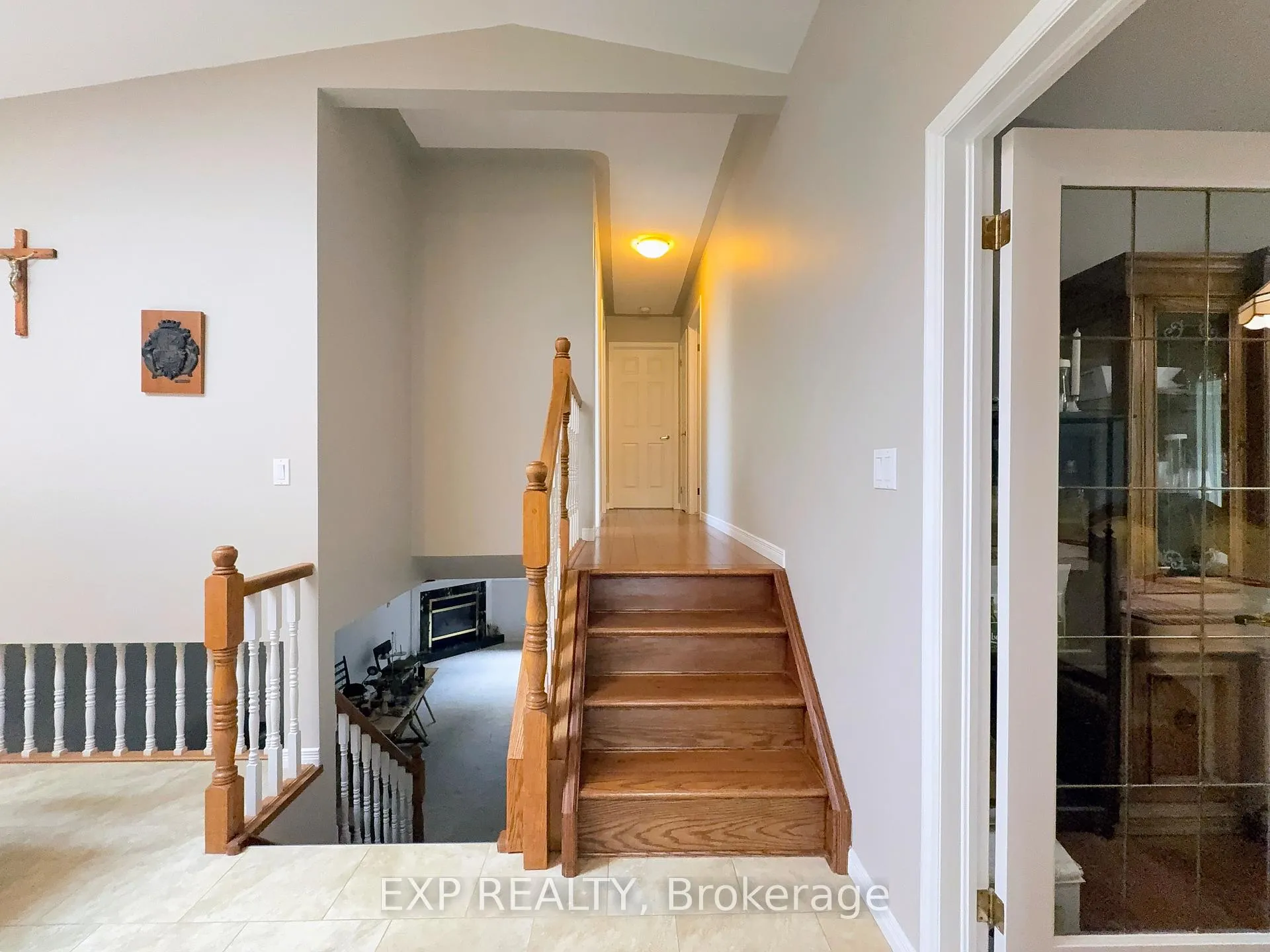 Photo 13 of 1050 Willow Drive, London, South Y — HOMEH