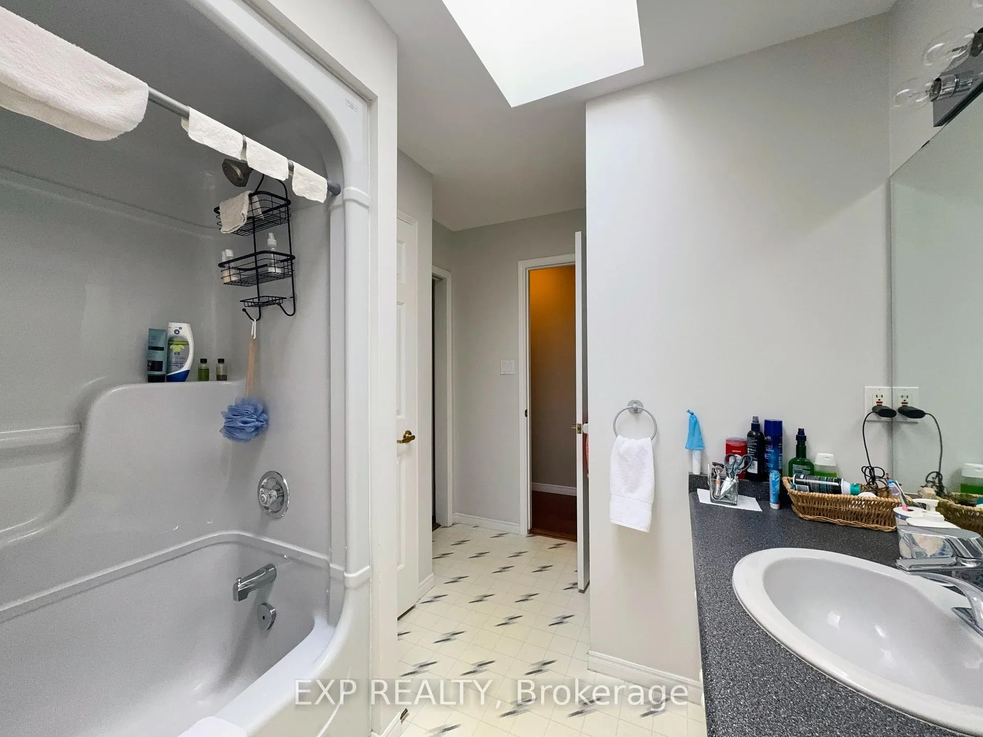 Photo 16 of 1050 Willow Drive, London, South Y — HOMEH