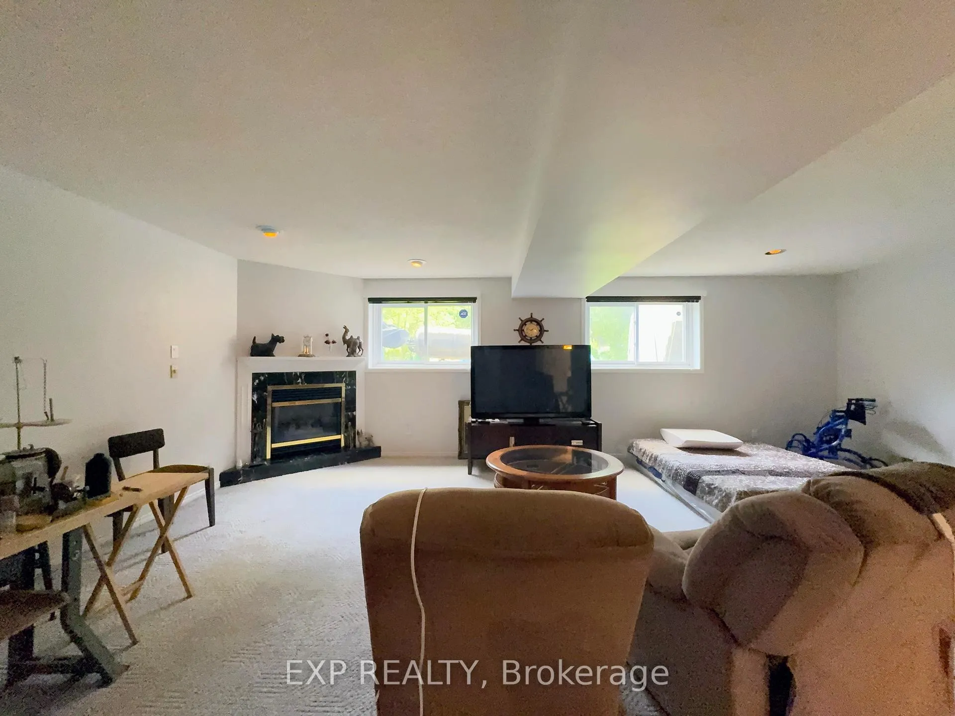 Photo 19 of 1050 Willow Drive, London, South Y — HOMEH