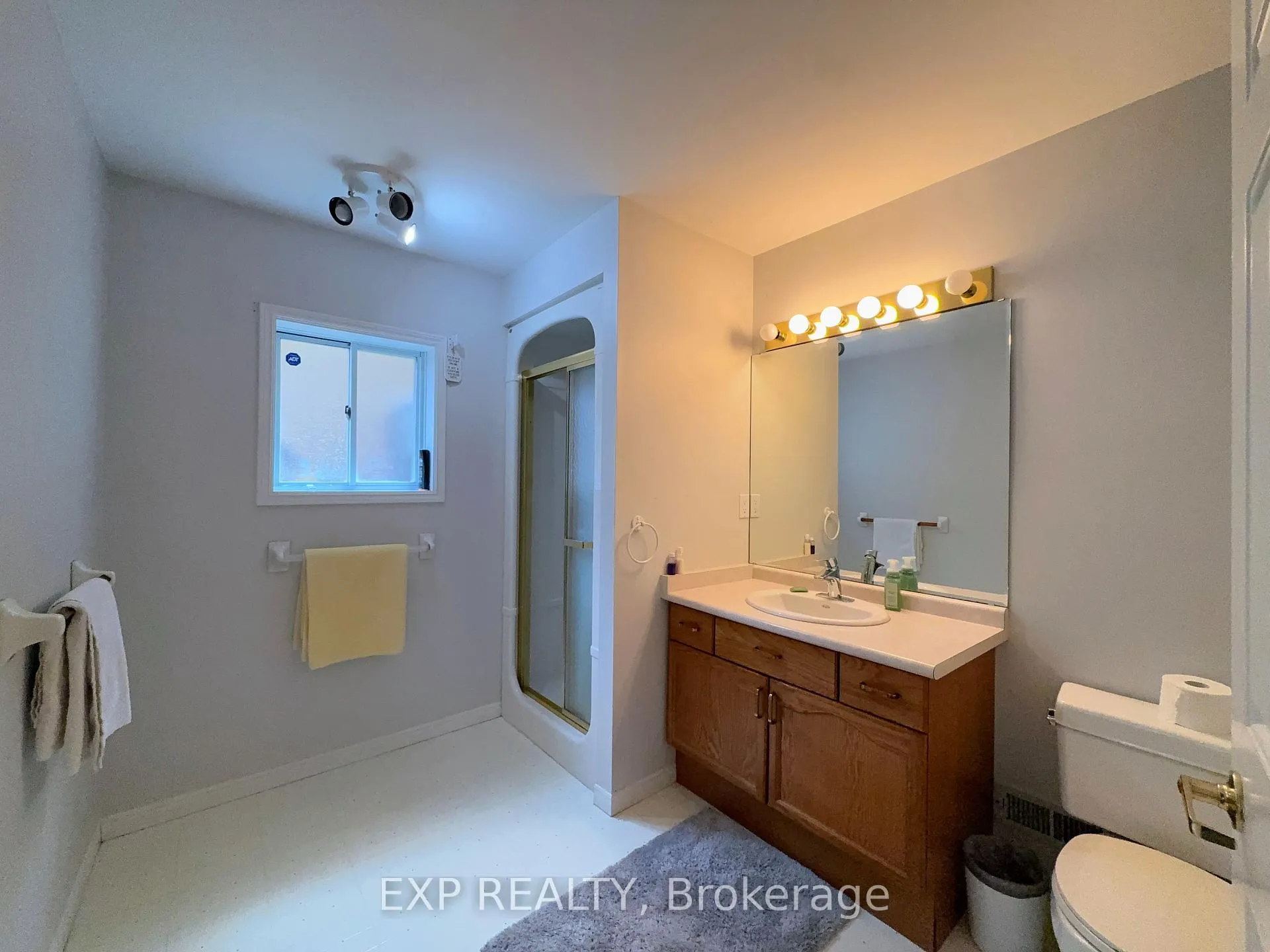 Photo 21 of 1050 Willow Drive, London, South Y — HOMEH