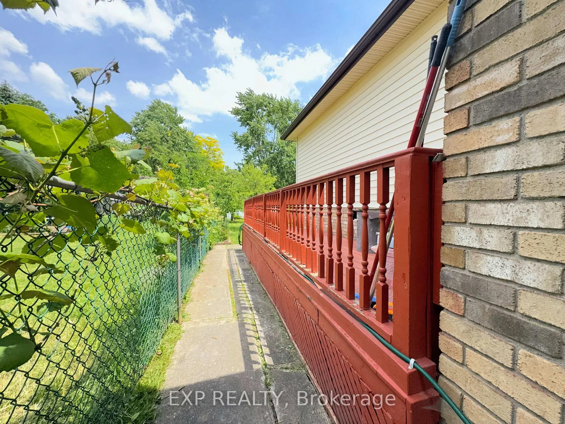 Photo 22 of 1050 Willow Drive, London, South Y — HOMEH