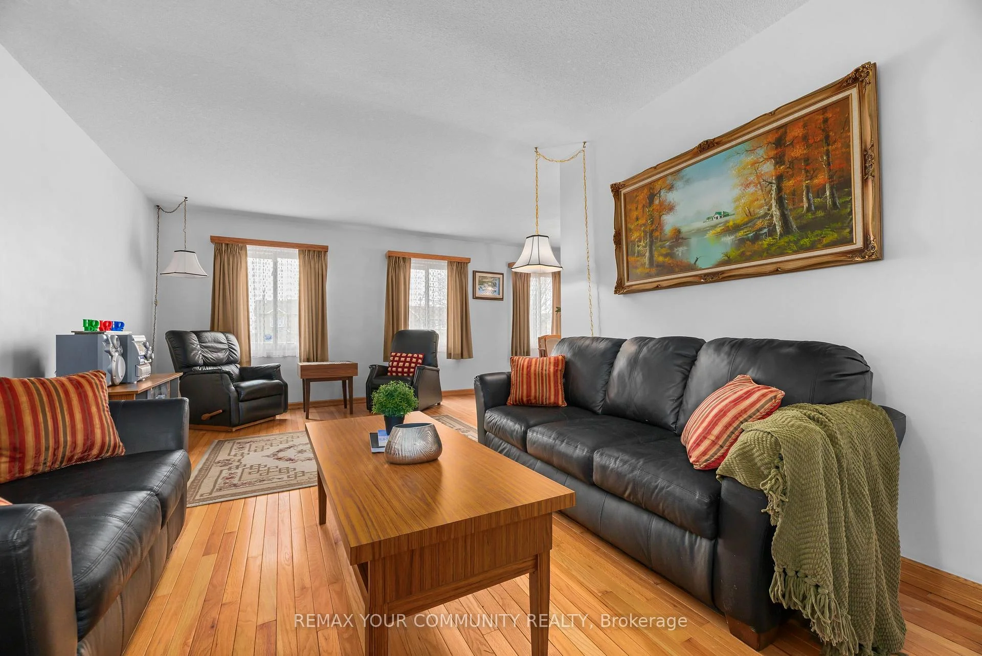 Photo 17 of 21 Wright Crescent, Ajax, Central — HOMEH