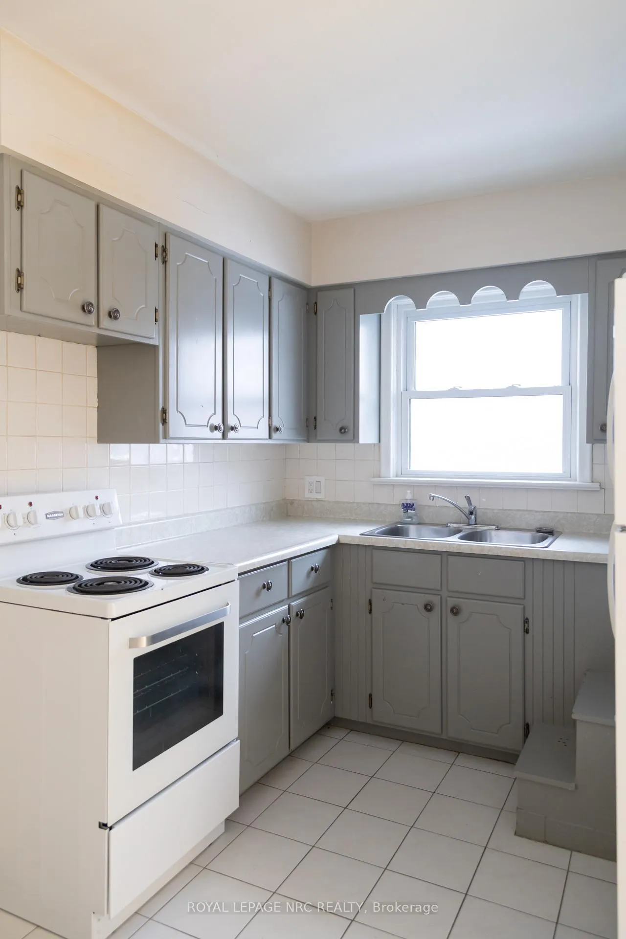 Photo 3 of 5905 Valley Way, Niagara Falls, Stamford — HOMEH