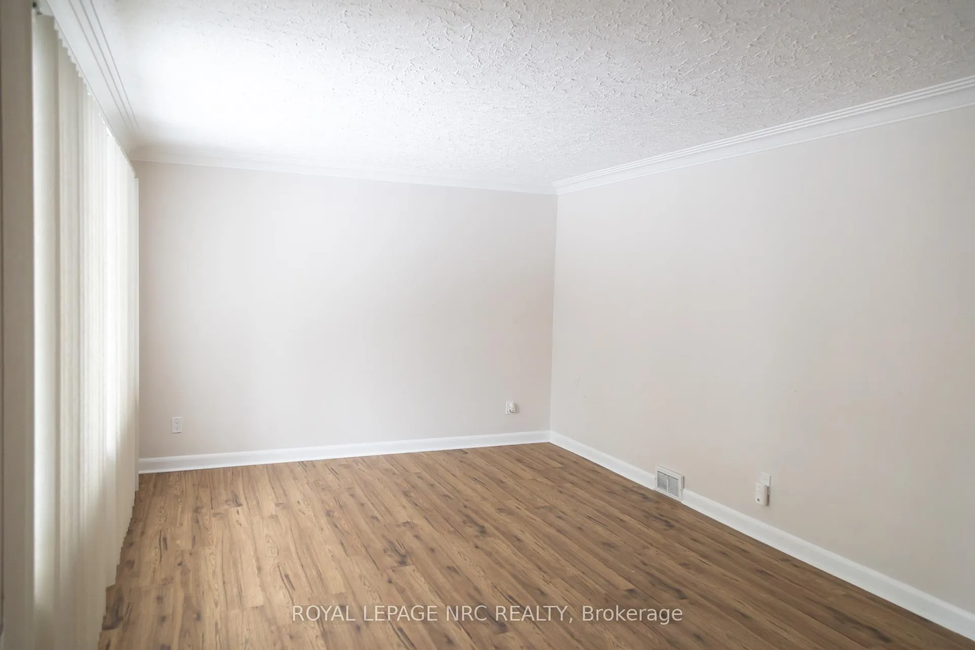 Photo 6 of 5905 Valley Way, Niagara Falls, Stamford — HOMEH
