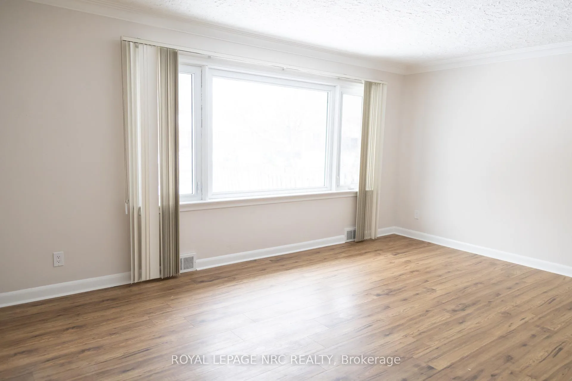 Photo 7 of 5905 Valley Way, Niagara Falls, Stamford — HOMEH