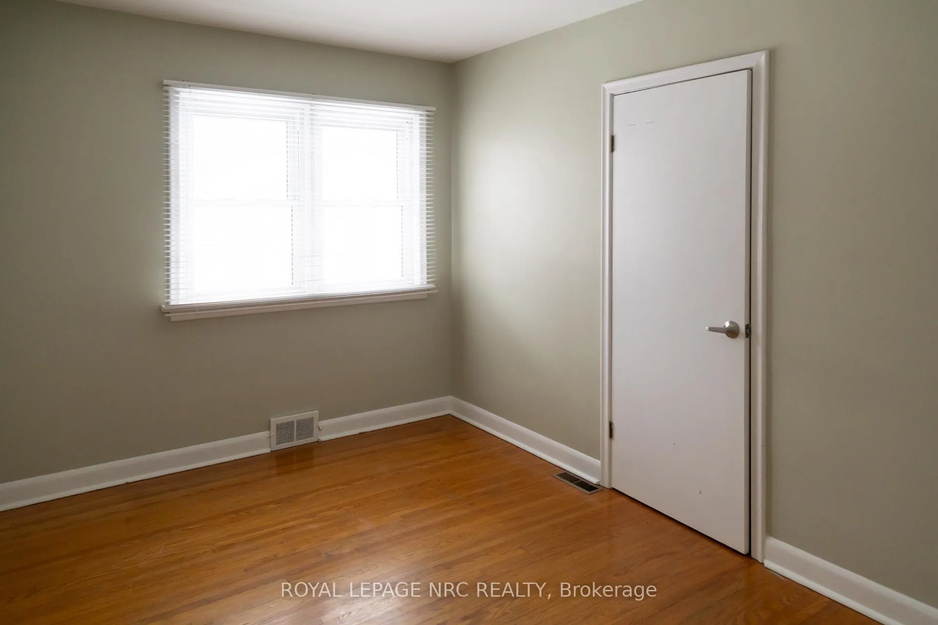 Photo 8 of 5905 Valley Way, Niagara Falls, Stamford — HOMEH