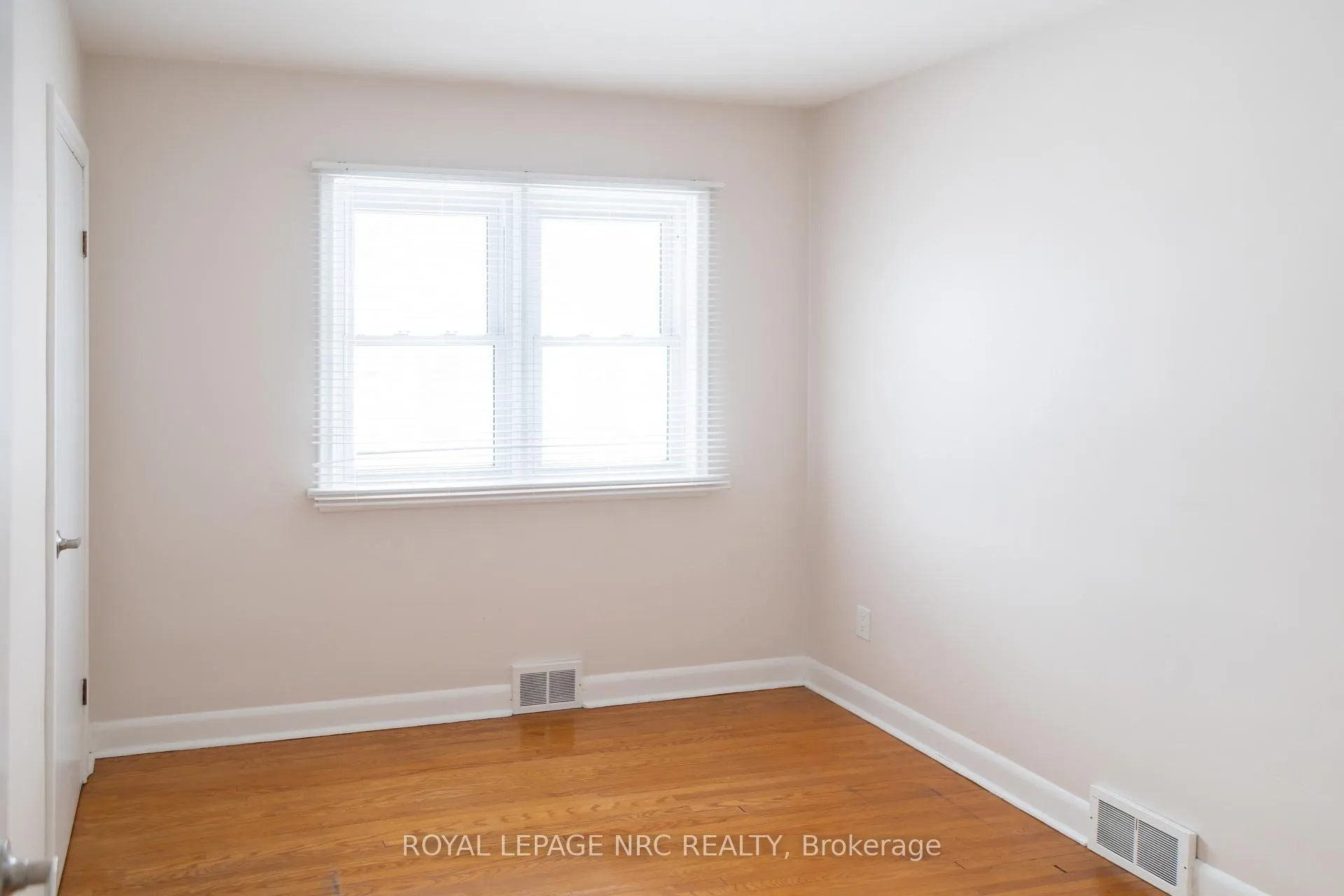 Photo 9 of 5905 Valley Way, Niagara Falls, Stamford — HOMEH