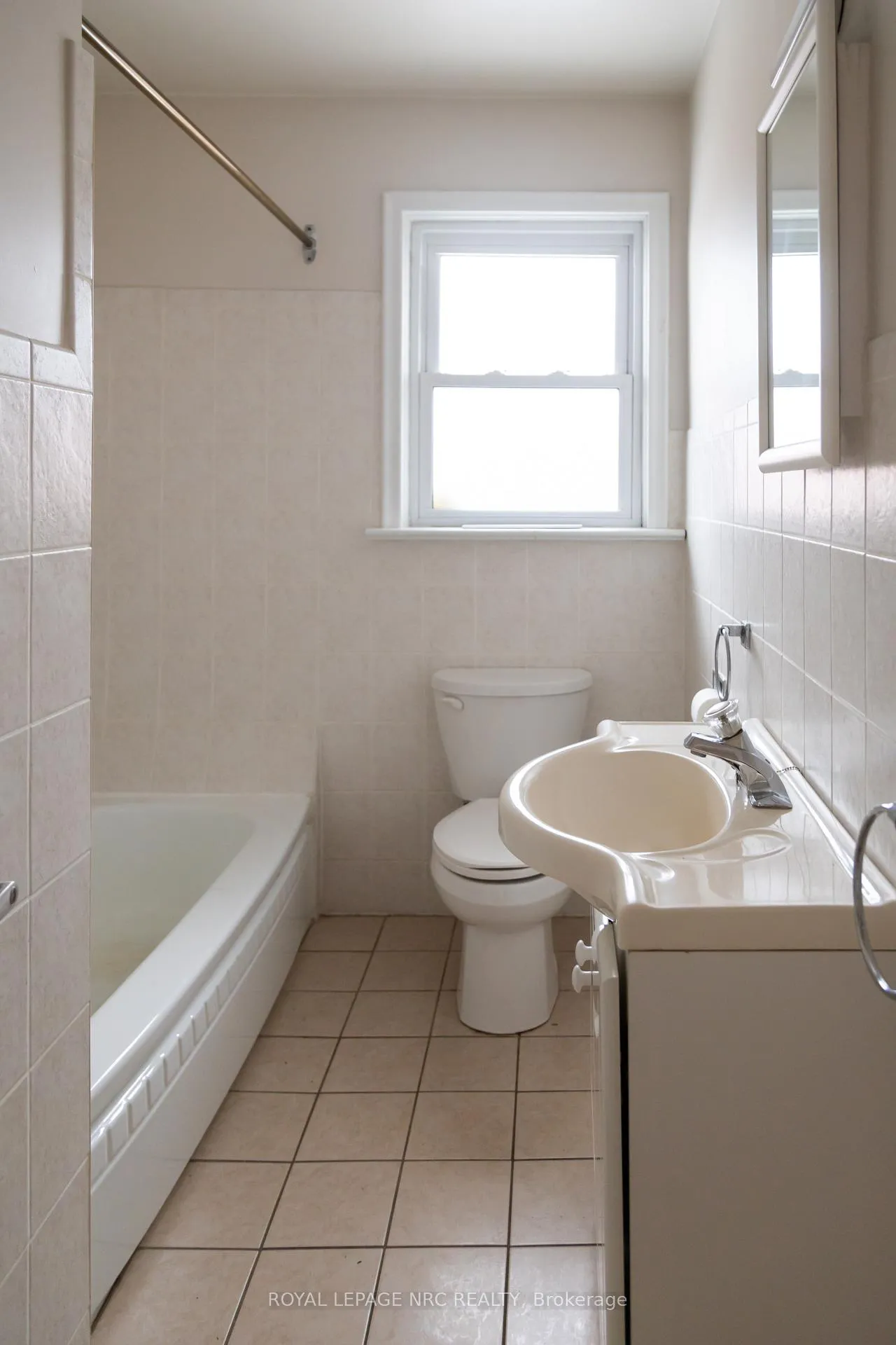 Photo 10 of 5905 Valley Way, Niagara Falls, Stamford — HOMEH