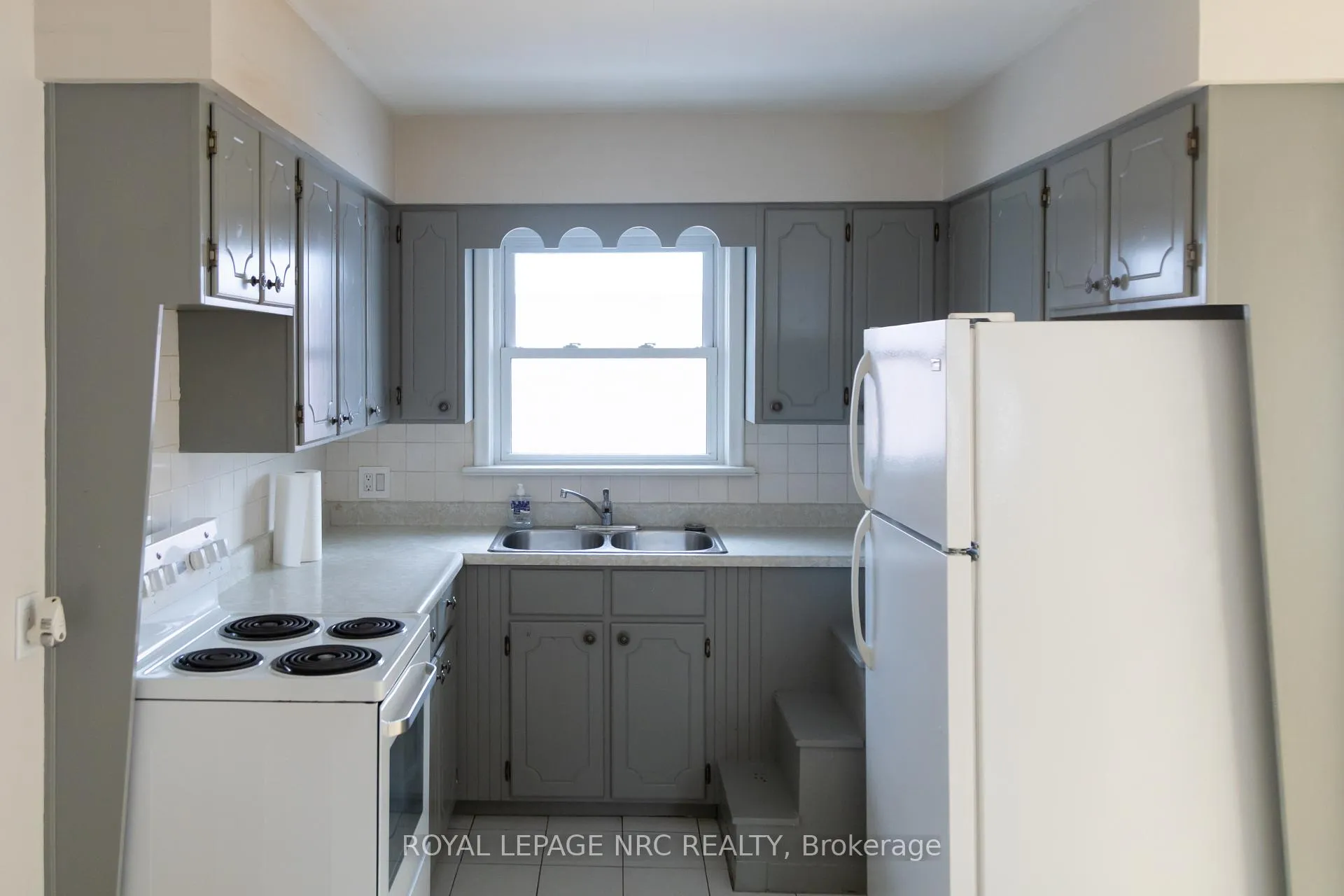 Photo 11 of 5905 Valley Way, Niagara Falls, Stamford — HOMEH