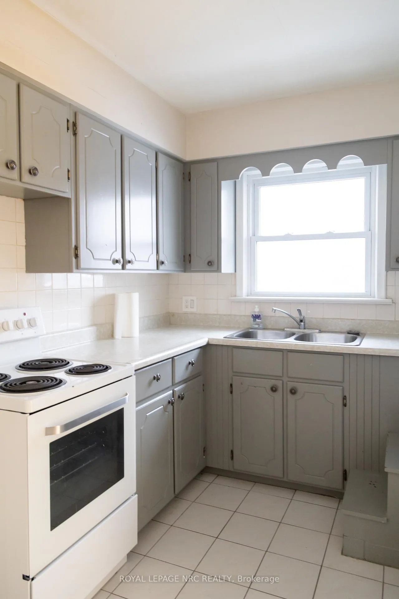 Photo 12 of 5905 Valley Way, Niagara Falls, Stamford — HOMEH