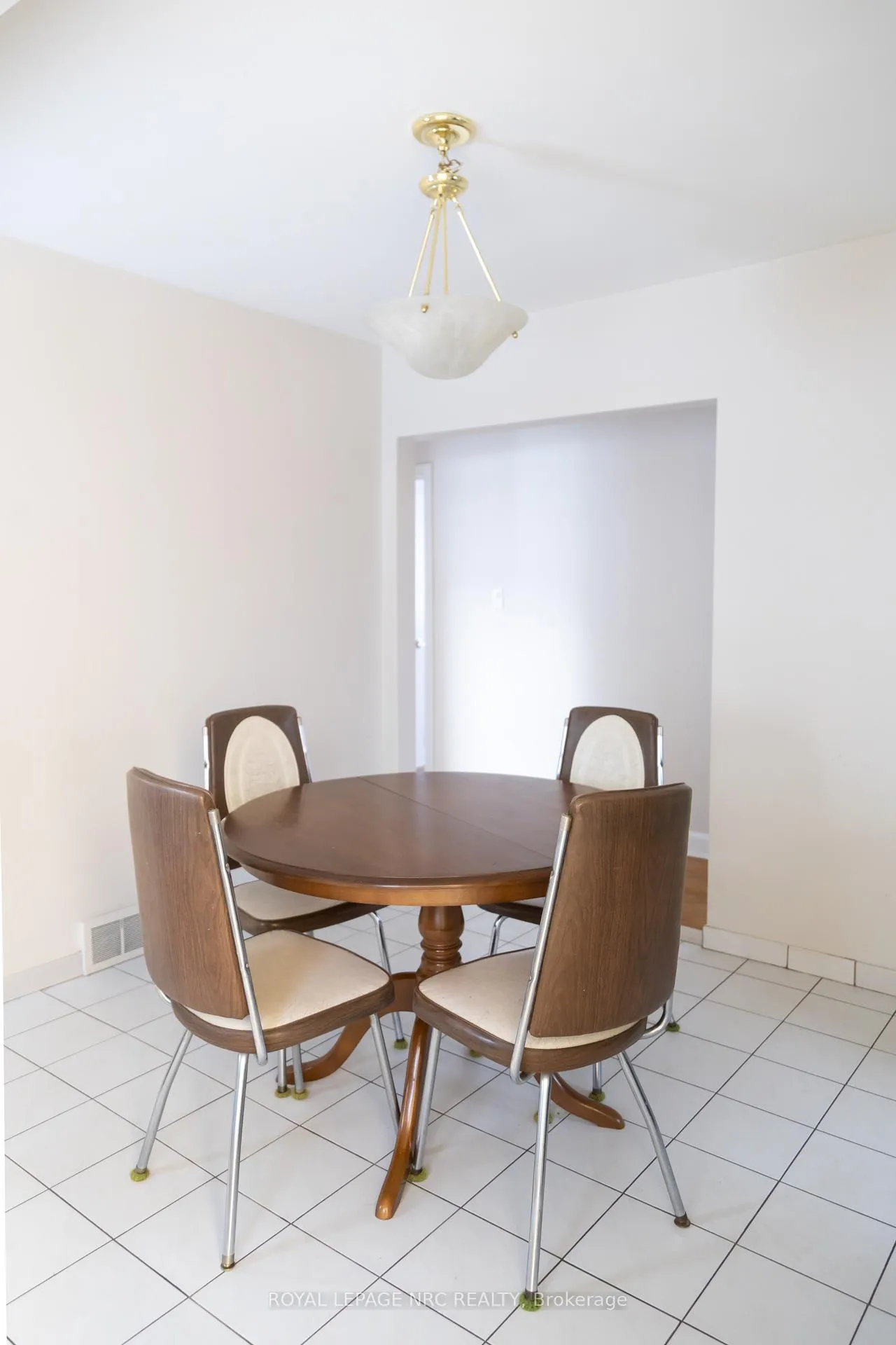 Photo 14 of 5905 Valley Way, Niagara Falls, Stamford — HOMEH