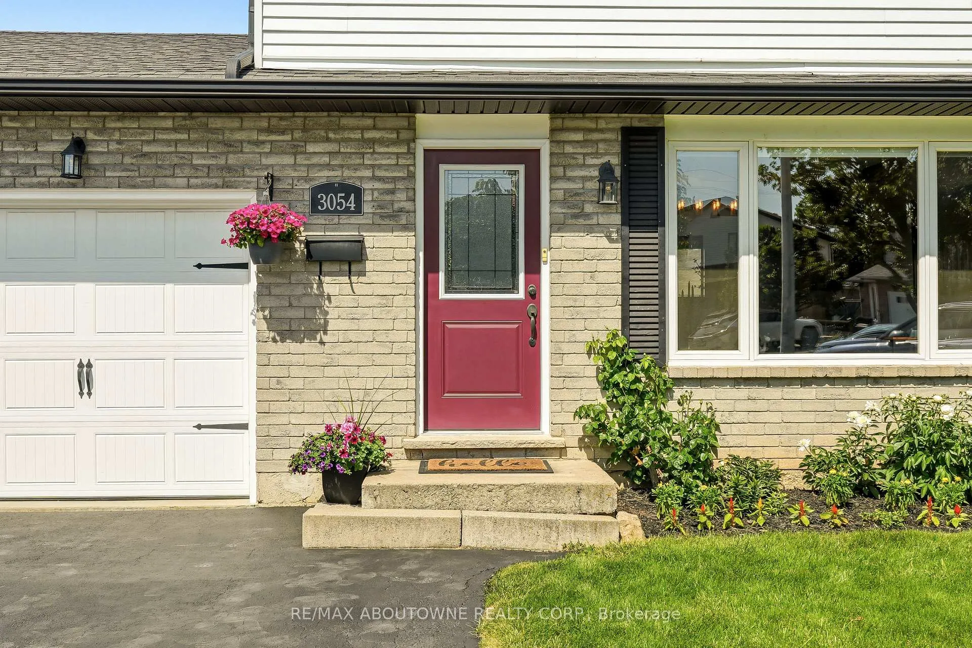 Photo 2 of 3054 Flanagan Court, Burlington, Brant Hills — HOMEH