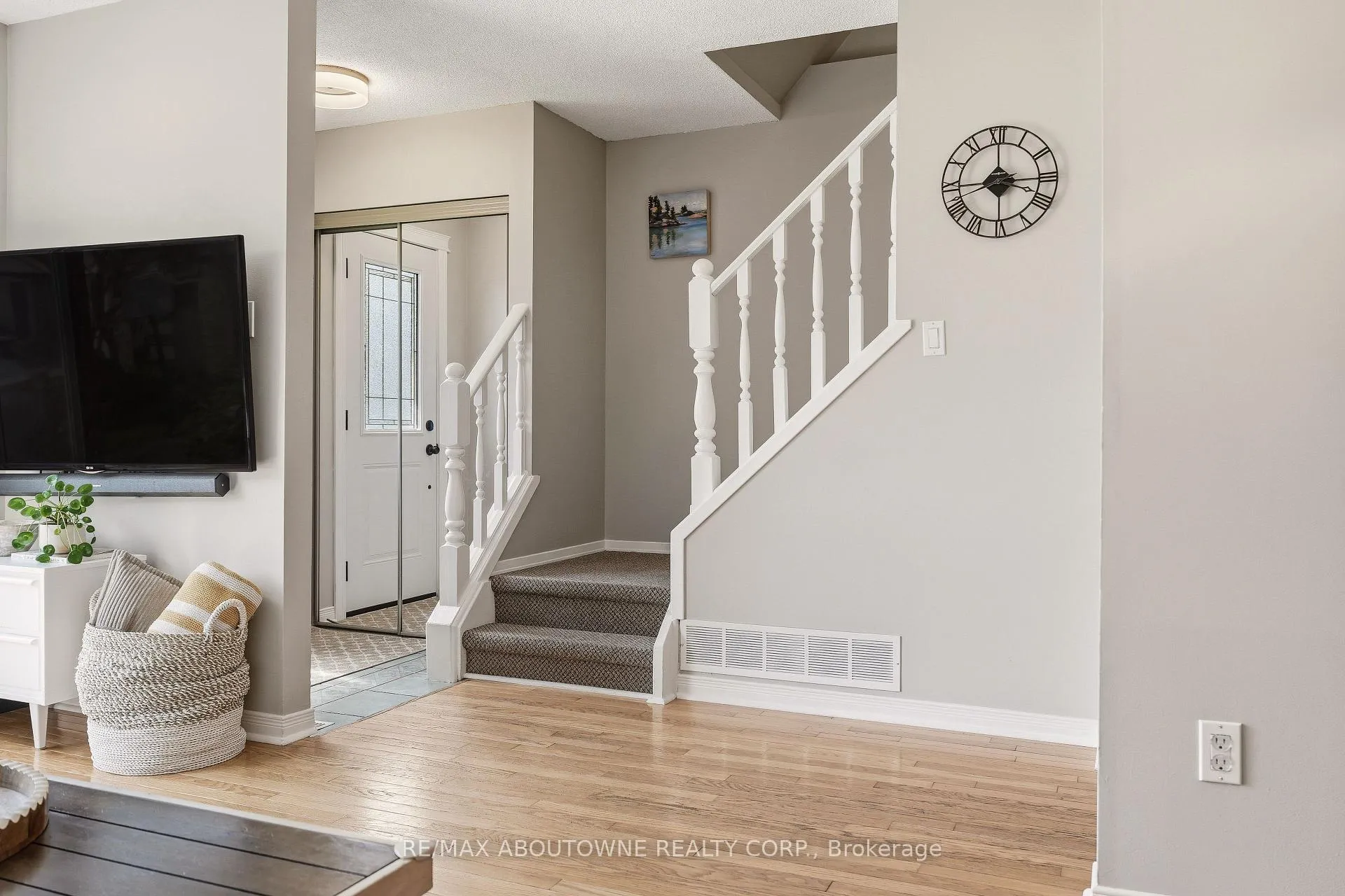 Photo 4 of 3054 Flanagan Court, Burlington, Brant Hills — HOMEH