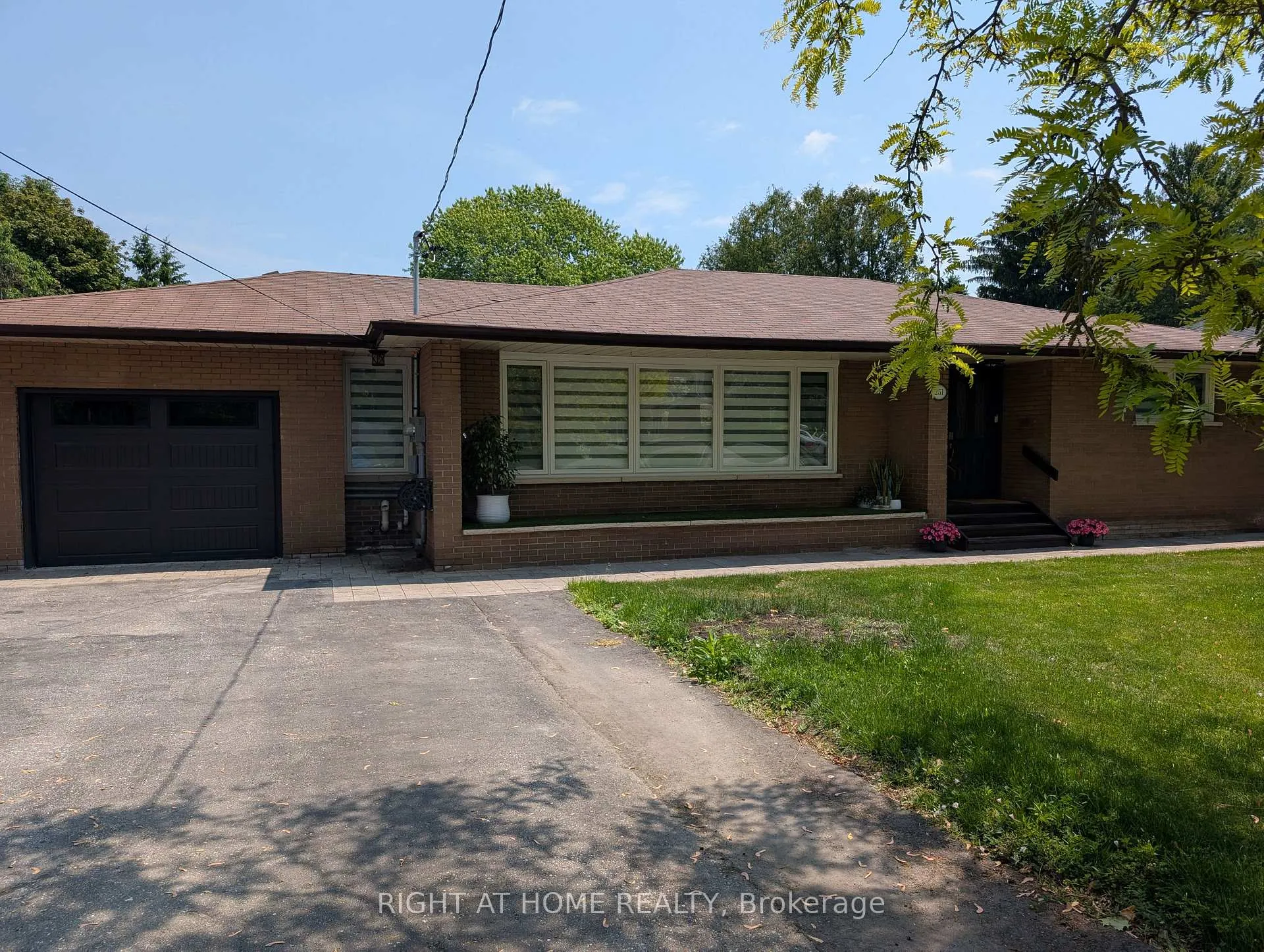 Front of Unit Unit 2, 251 Meadow Road