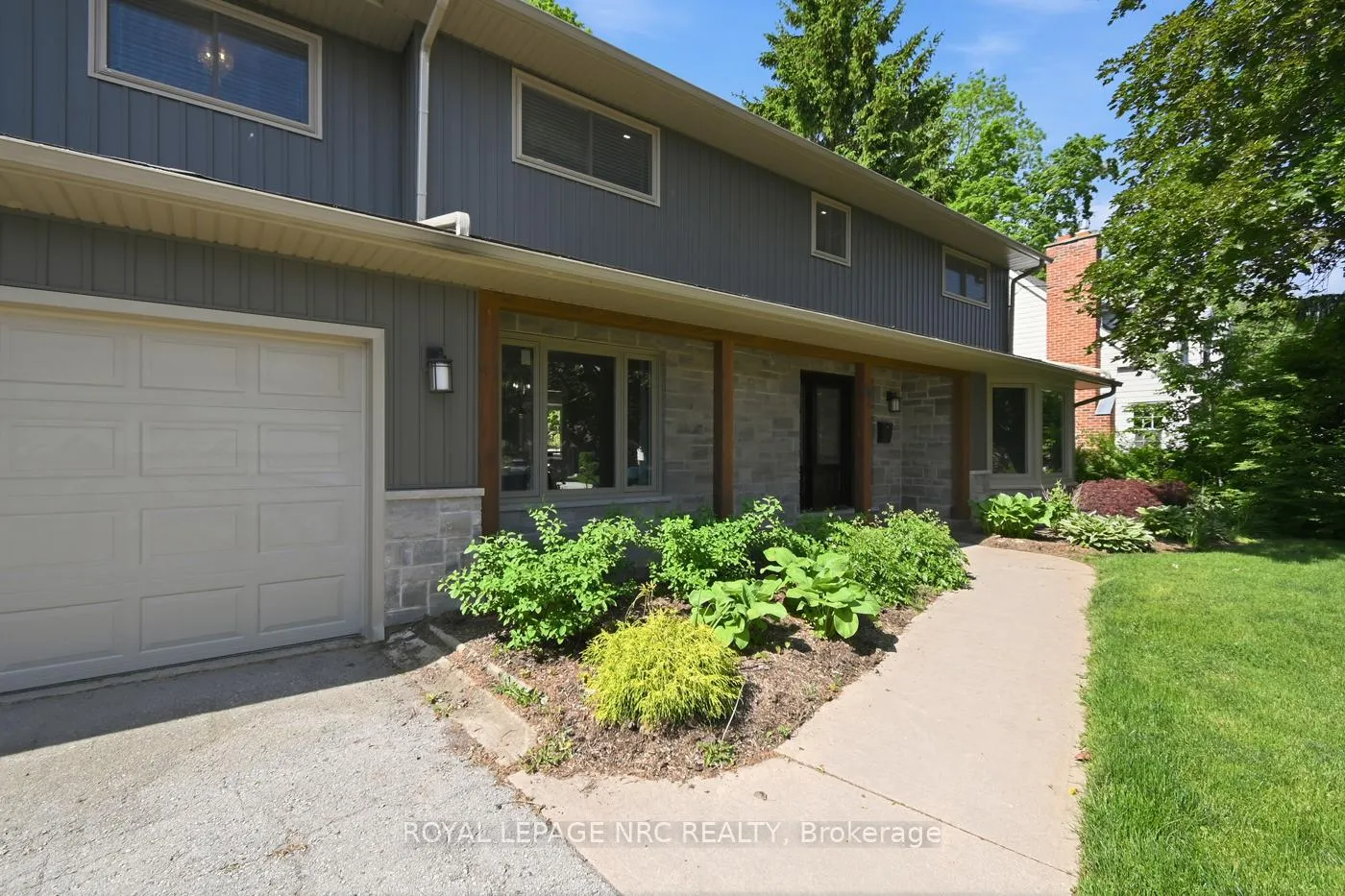 Photo 2 of 94 Dorchester Drive, Grimsby, Grimsby East — HOMEH