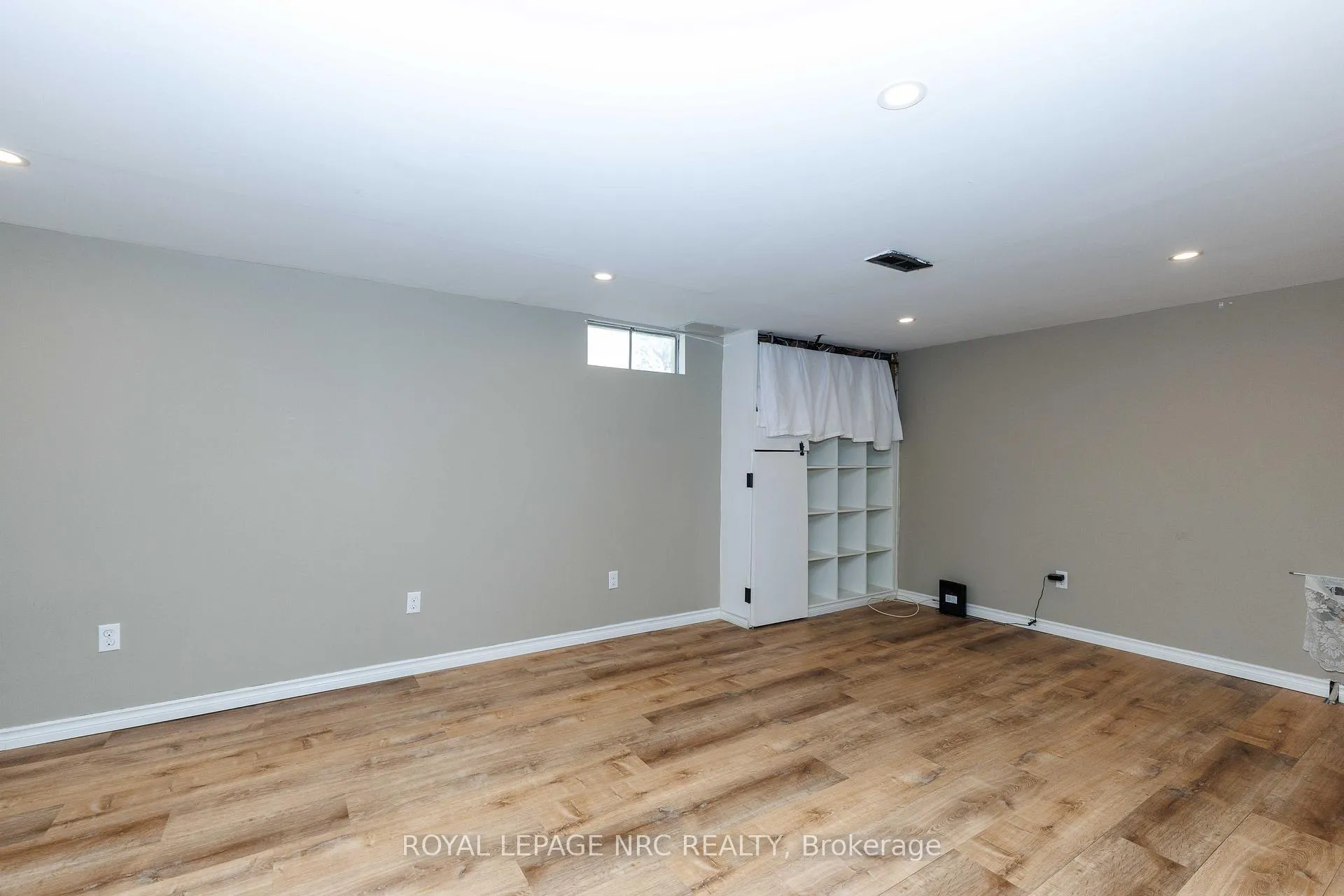 Photo 33 of 6128 Strohan Street, Niagara Falls, Church's Lane — HOMEH