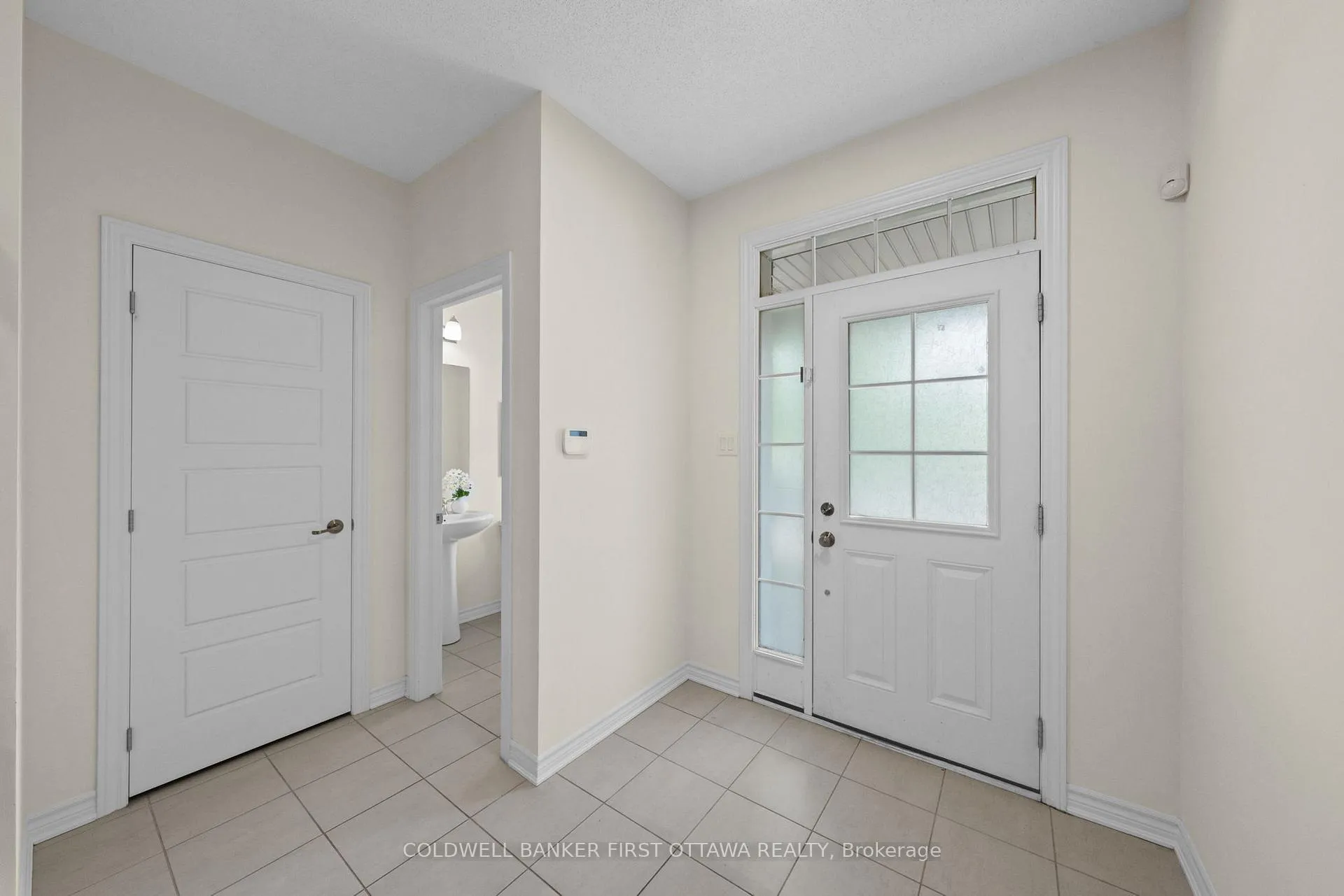 Photo 5 of 657 Dundonald Drive, Ottawa, Barrhaven - Half Moon Bay — HOMEH