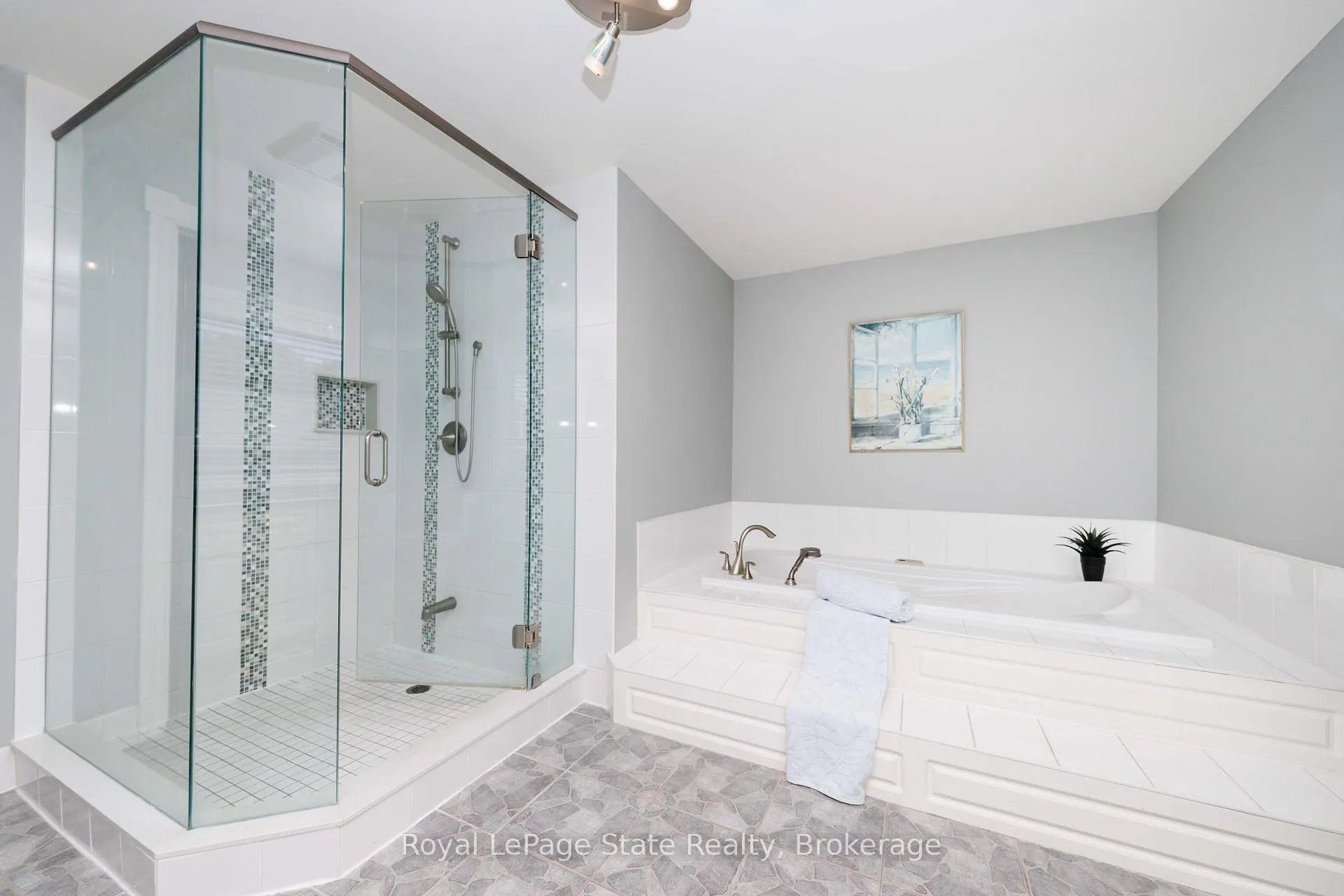 Photo 24 of 8 Cheval Drive, Grimsby, Grimsby Beach — HOMEH