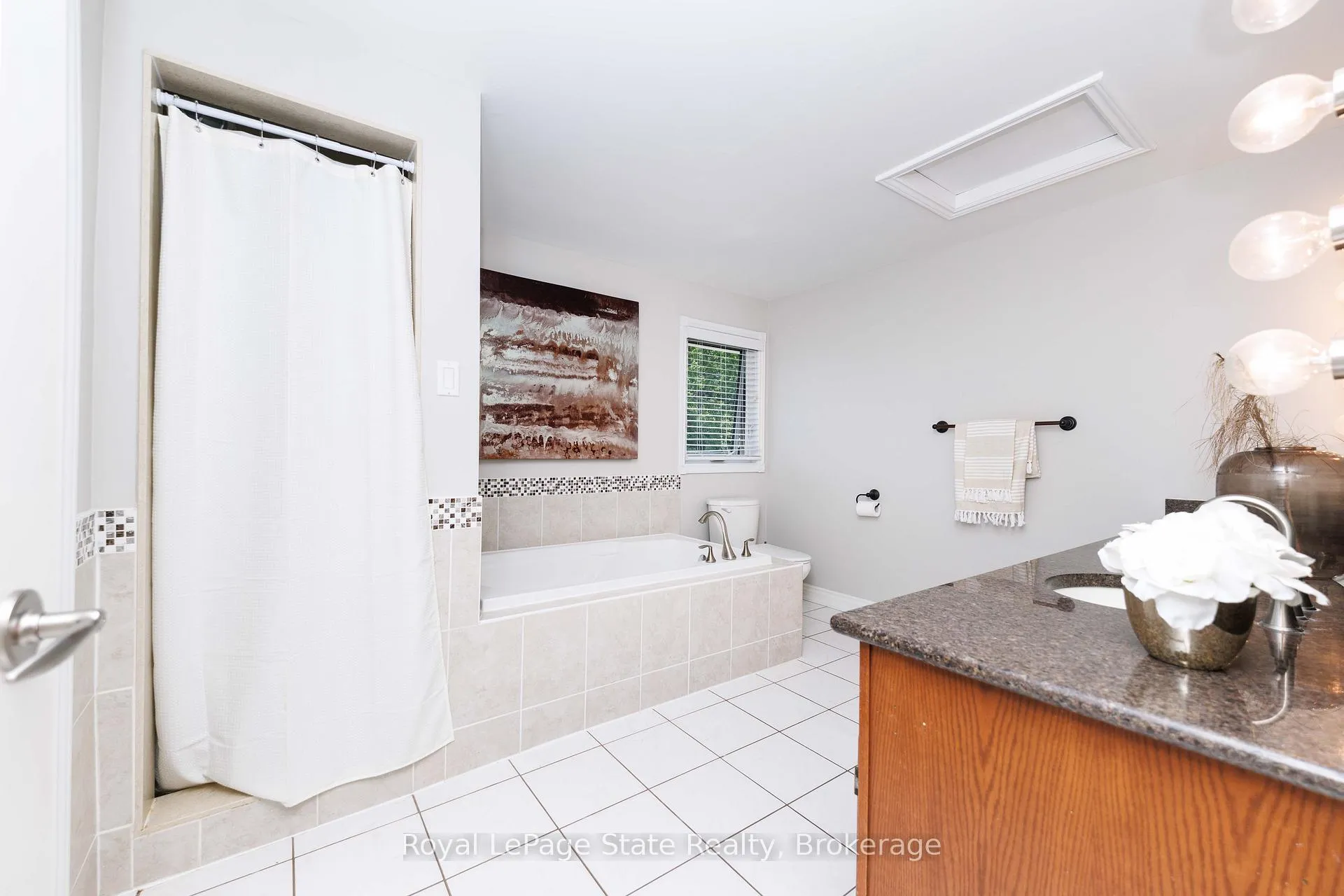 Photo 27 of 8 Cheval Drive, Grimsby, Grimsby Beach — HOMEH