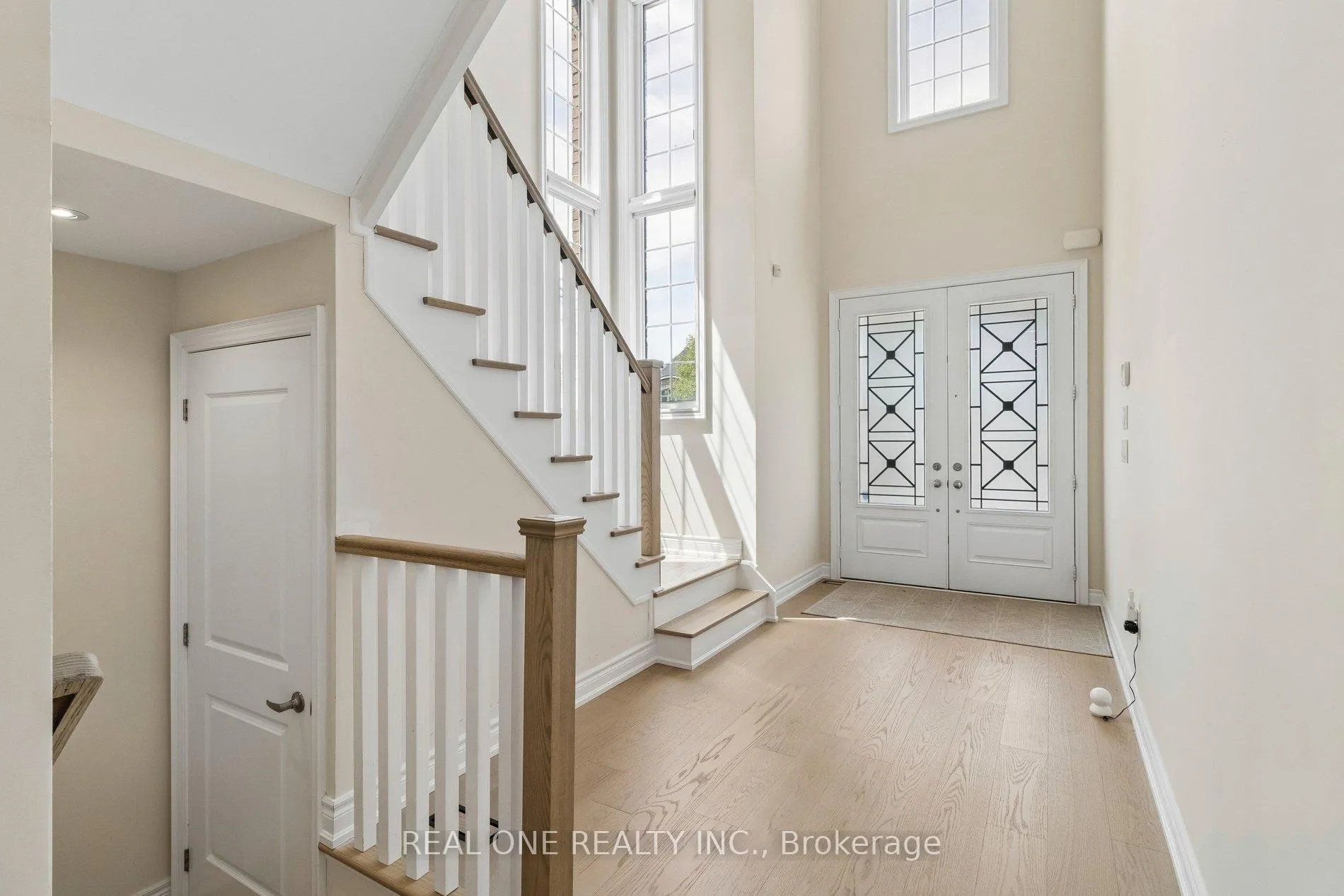 Photo 4 of 19 Rivoli Drive, Vaughan, Vellore Village — HOMEH