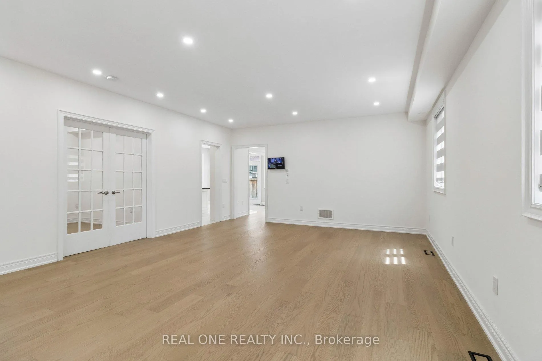 Photo 7 of 19 Rivoli Drive, Vaughan, Vellore Village — HOMEH
