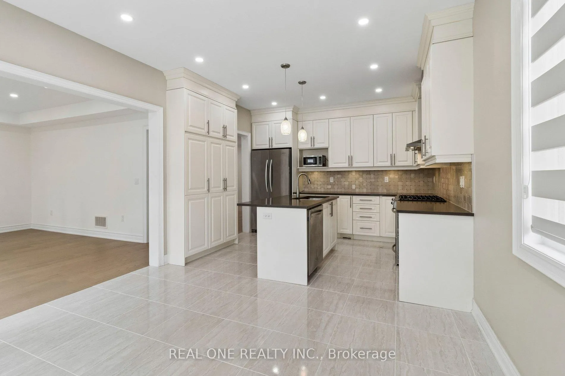 Photo 18 of 19 Rivoli Drive, Vaughan, Vellore Village — HOMEH
