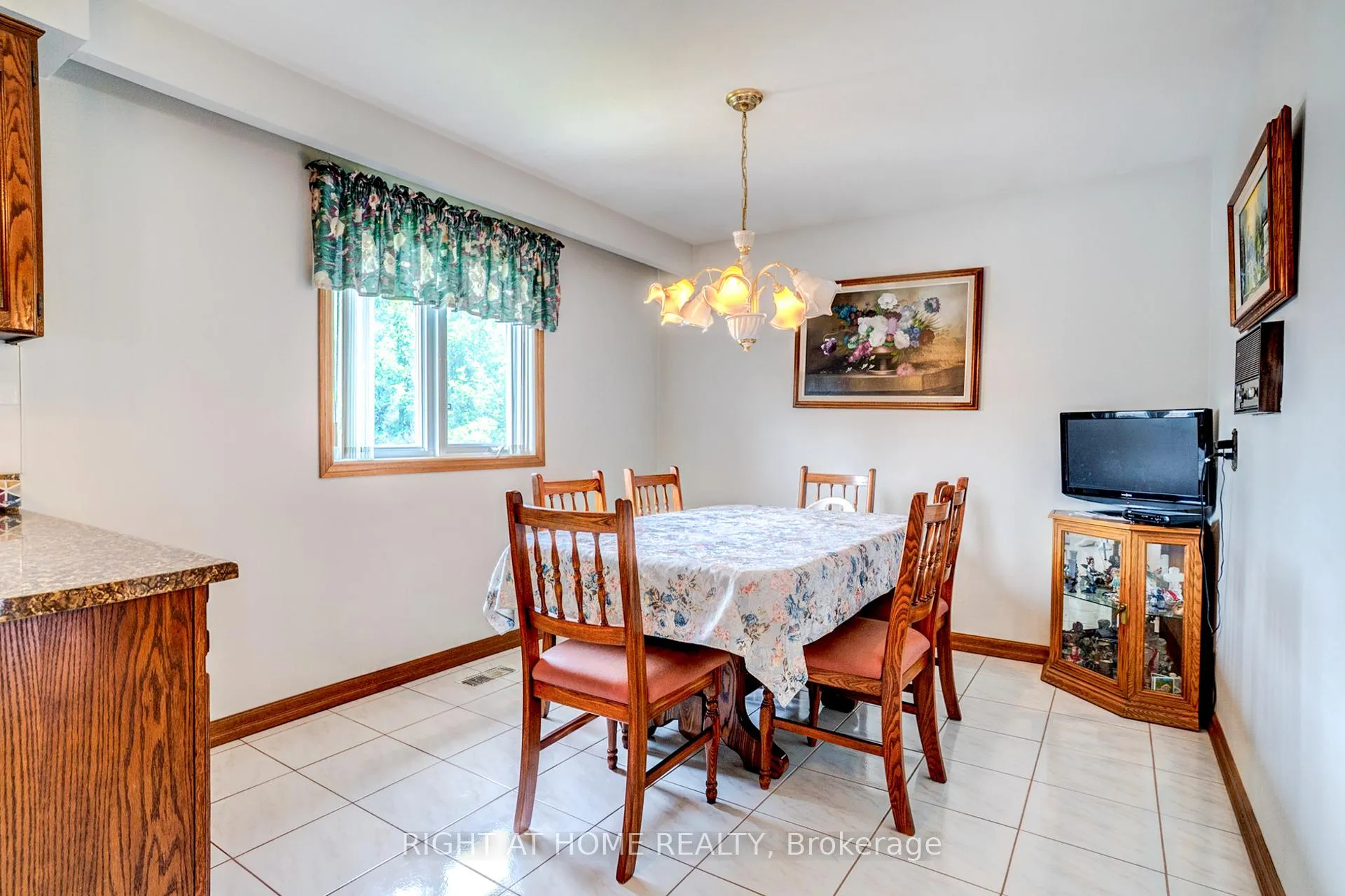Photo 17 of 149 Jeanne Drive W, Vaughan, East Woodbridge — HOMEH