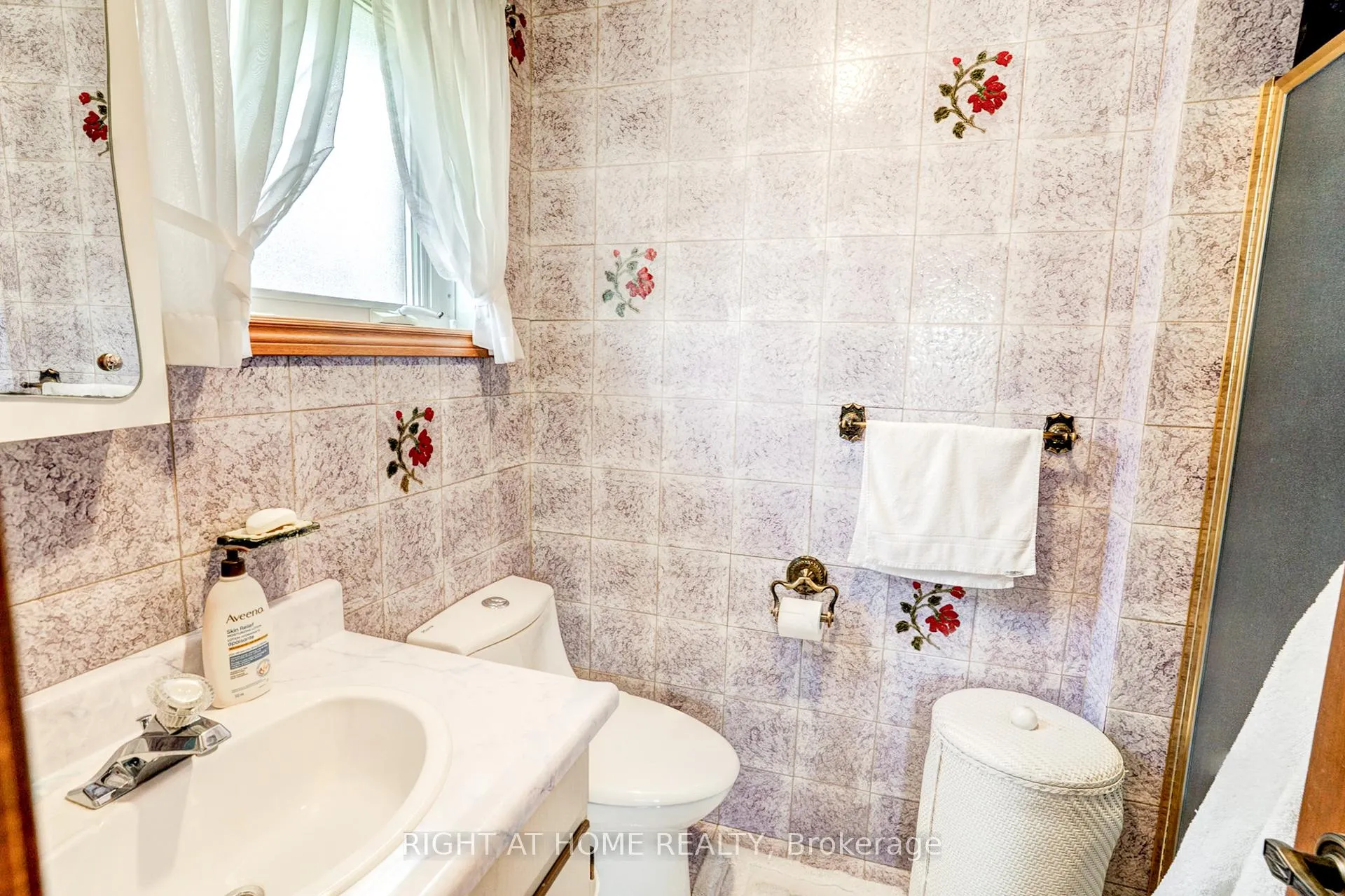 Photo 19 of 149 Jeanne Drive W, Vaughan, East Woodbridge — HOMEH