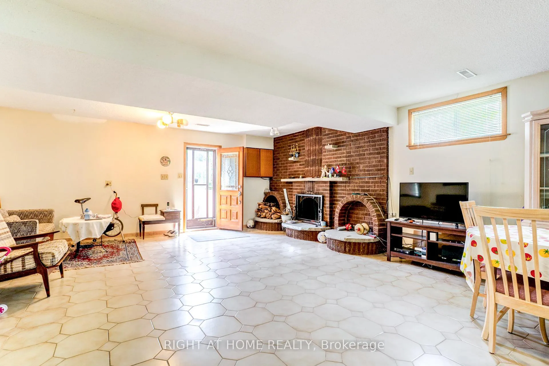 Photo 21 of 149 Jeanne Drive W, Vaughan, East Woodbridge — HOMEH
