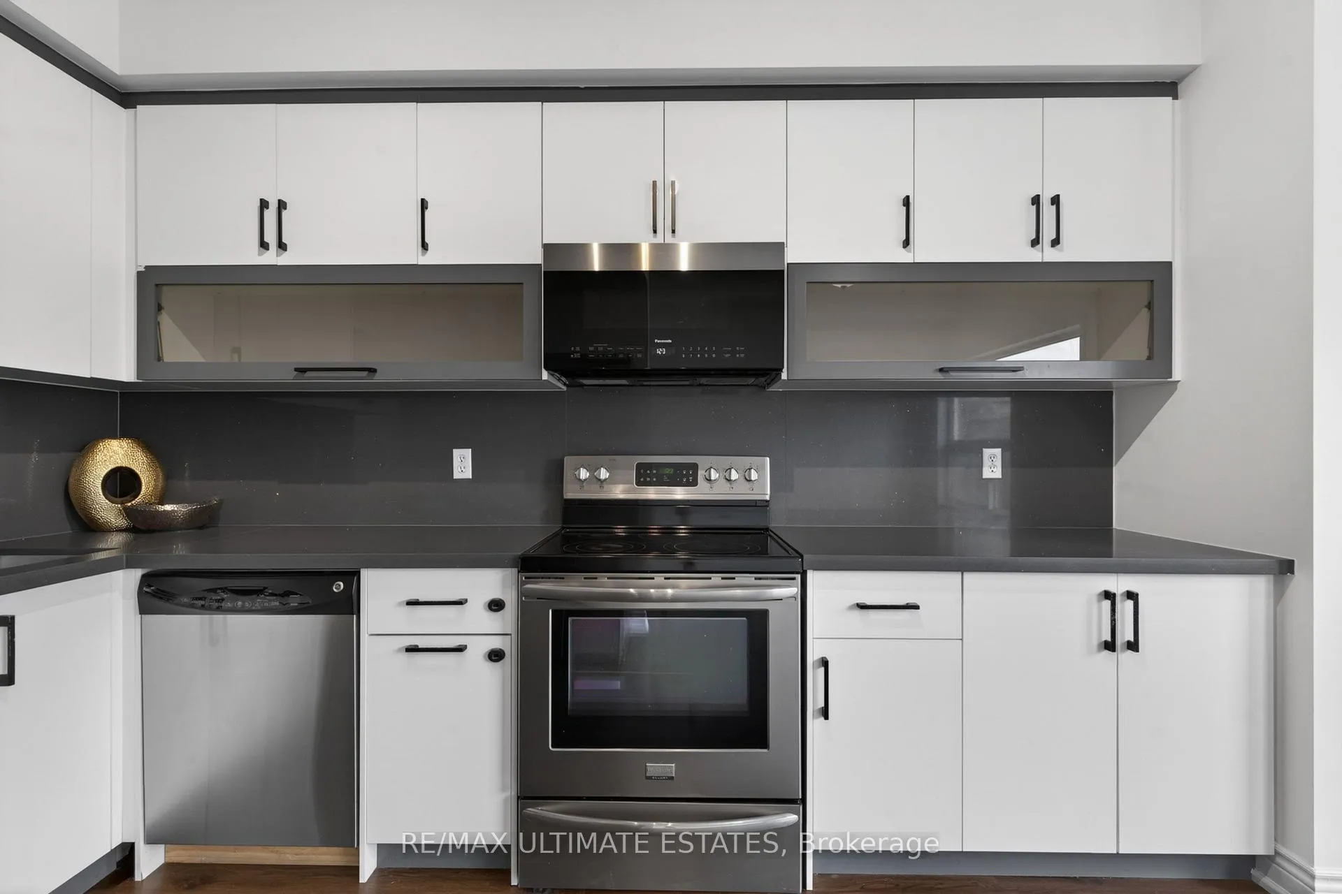 Photo 10 of 39 Bur Oak Avenue, Markham, Berczy — HOMEH
