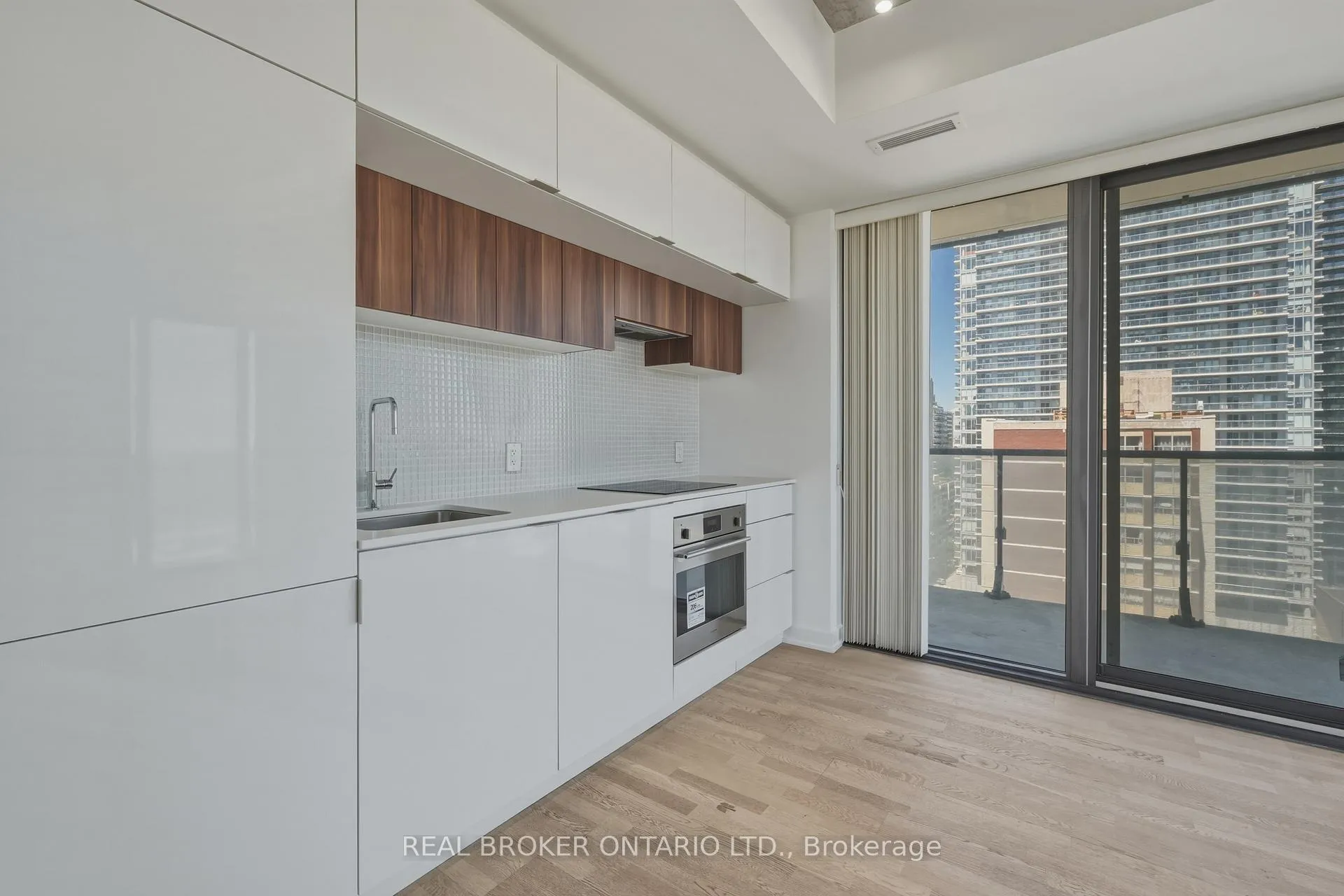 Photo 5 of Unit 1305, 185 Roehampton Avenue, Toronto, Bedford Park-Nortown — HOMEH