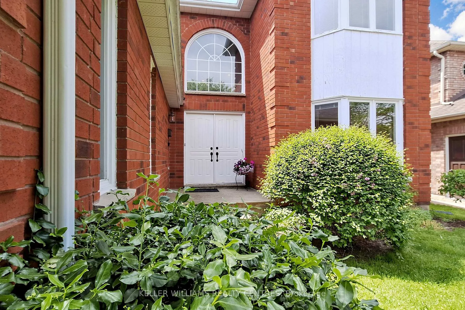 Photo 2 of 69 Gilbank Drive, Aurora, Aurora Heights — HOMEH