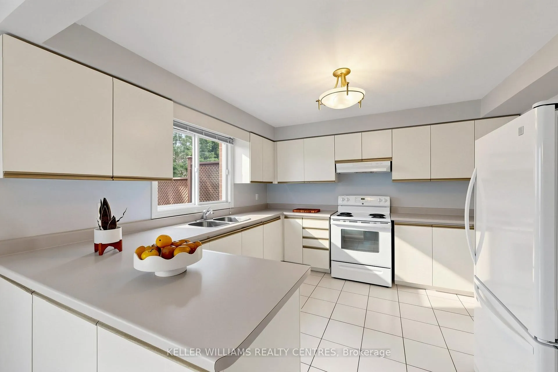 Photo 13 of 69 Gilbank Drive, Aurora, Aurora Heights — HOMEH