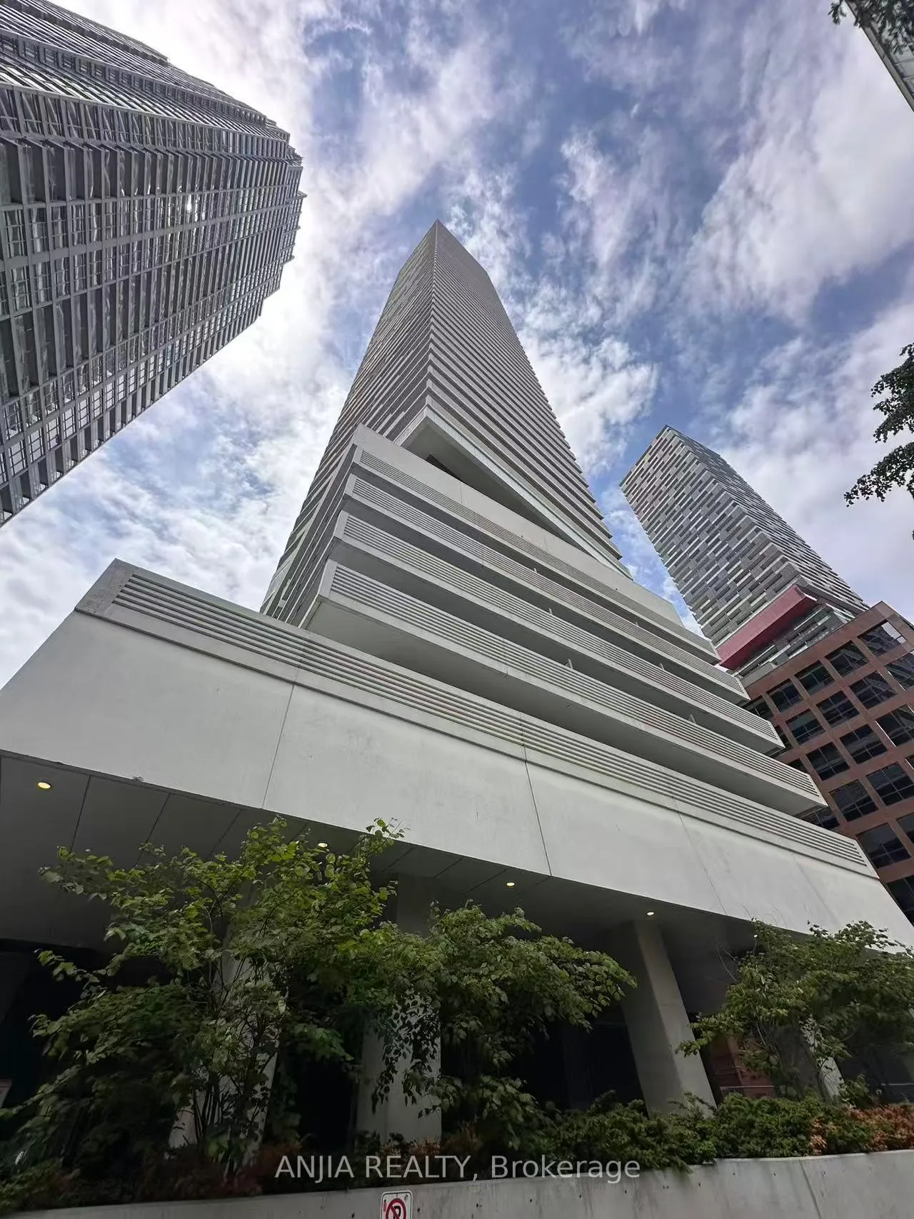 Photo 1 of Unit 3204, 2221 Yonge Yonge Street, Toronto, Mount Pleasant West — HOMEH