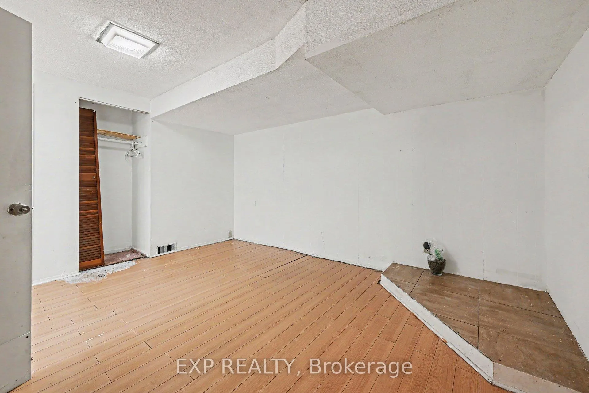 Photo 14 of 685 Crystal Street, Ottawa, Carson Meadows — HOMEH