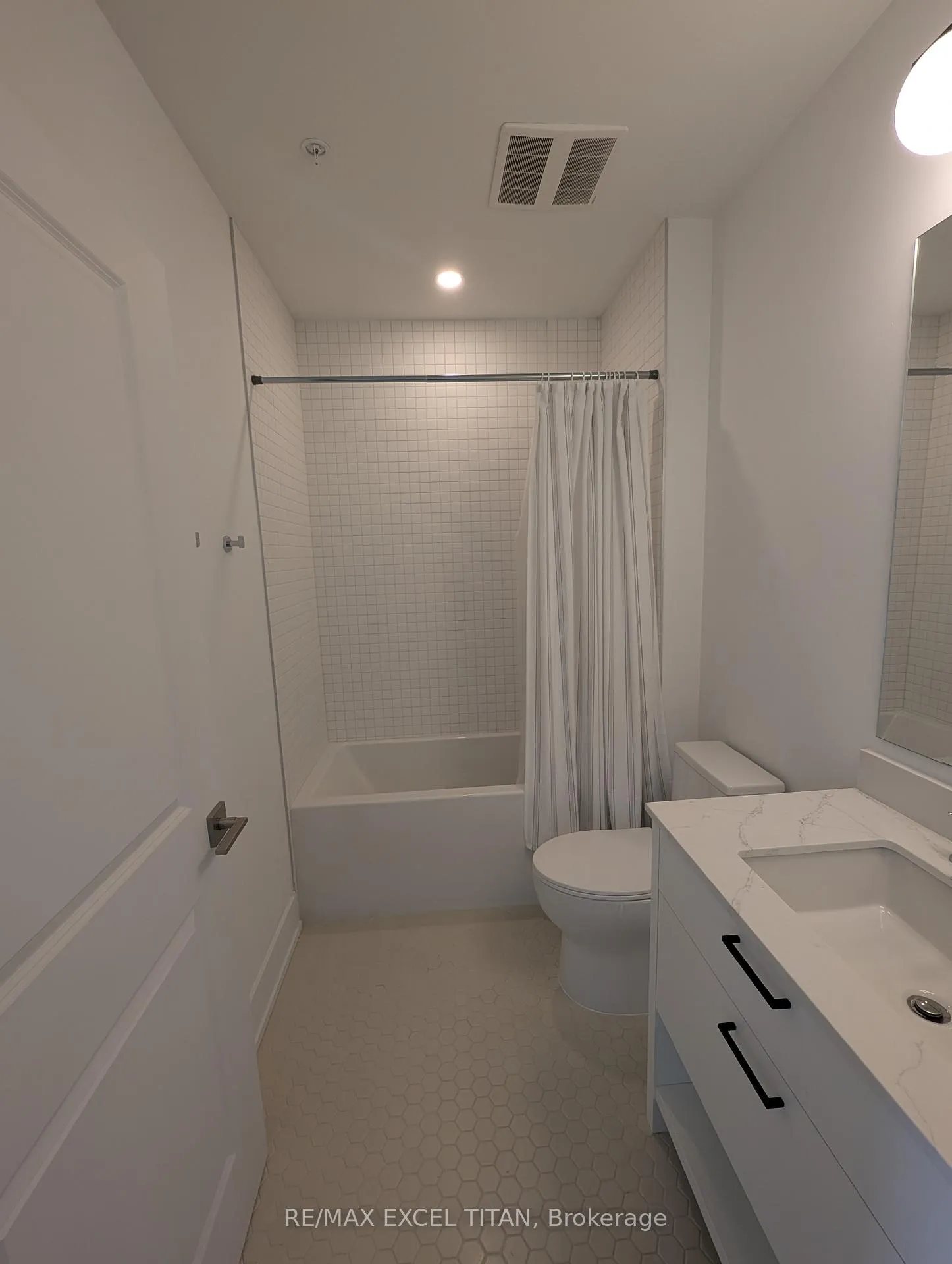 Photo 4 of Unit 405, 206 King Street W, Hamilton, Central — HOMEH