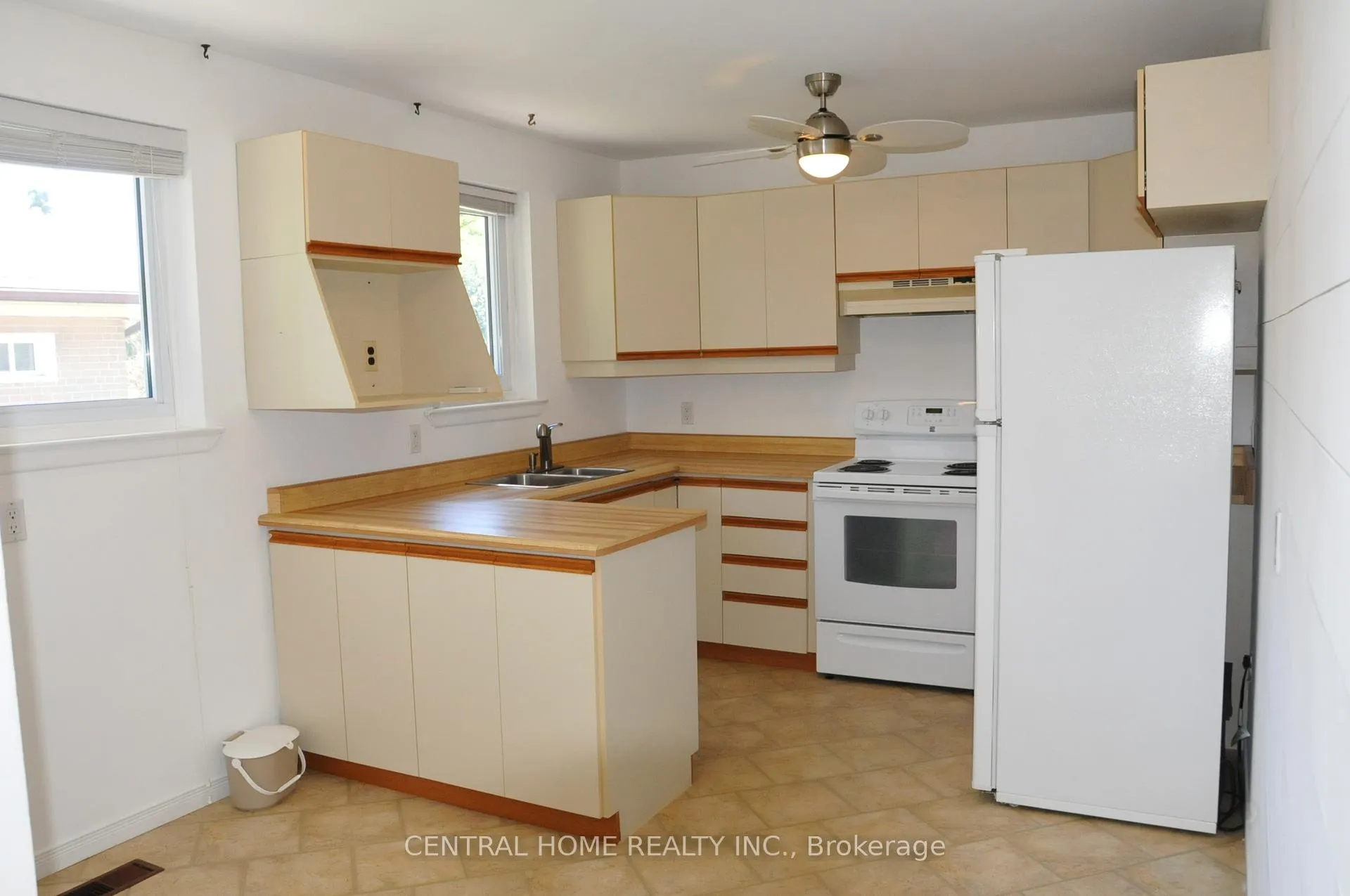 Photo 4 of 66 Collins Crescent, Aurora, Aurora Heights — HOMEH