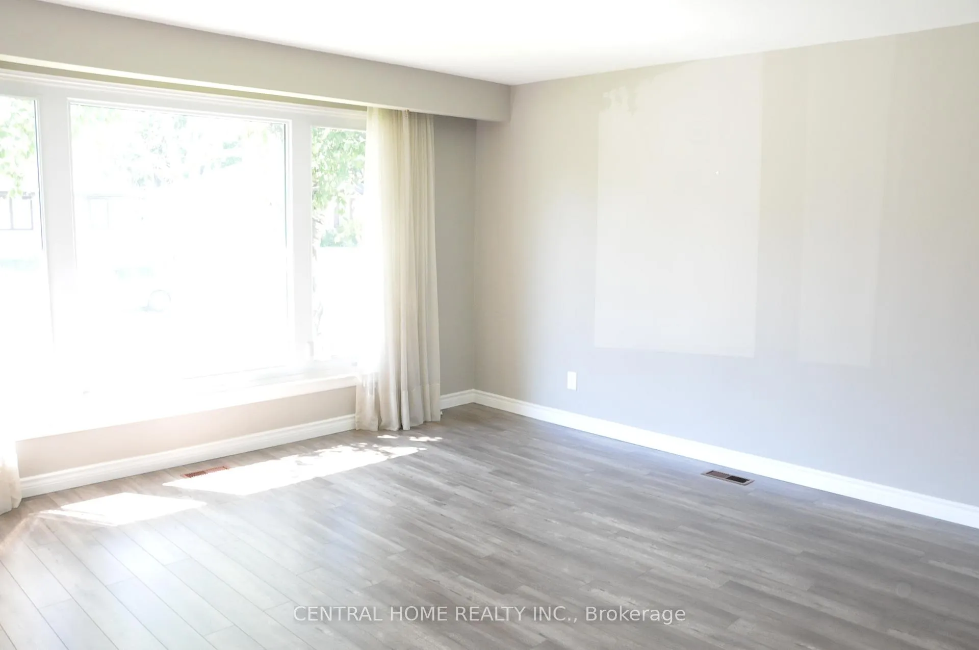 Photo 5 of 66 Collins Crescent, Aurora, Aurora Heights — HOMEH