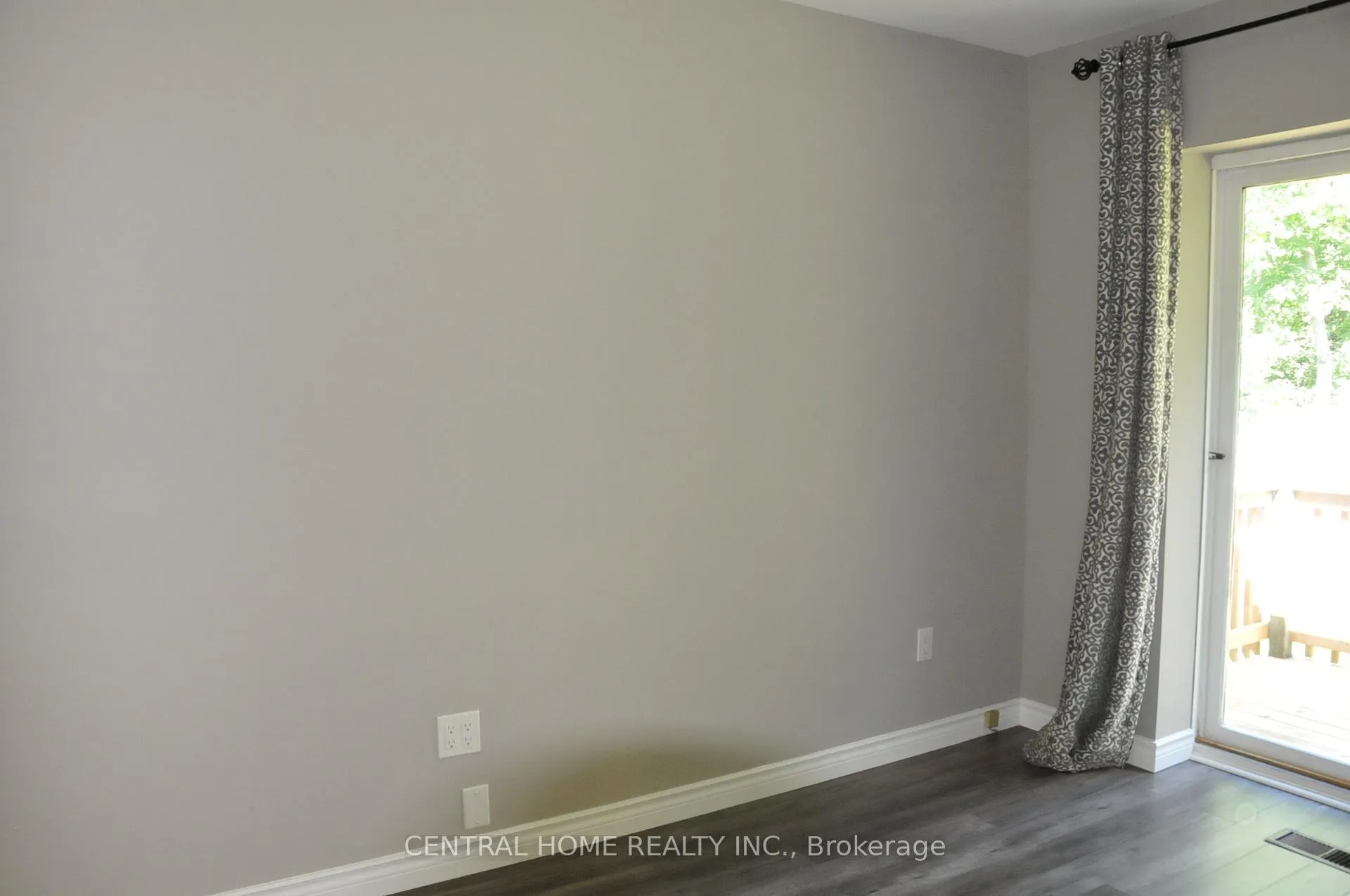 Photo 7 of 66 Collins Crescent, Aurora, Aurora Heights — HOMEH