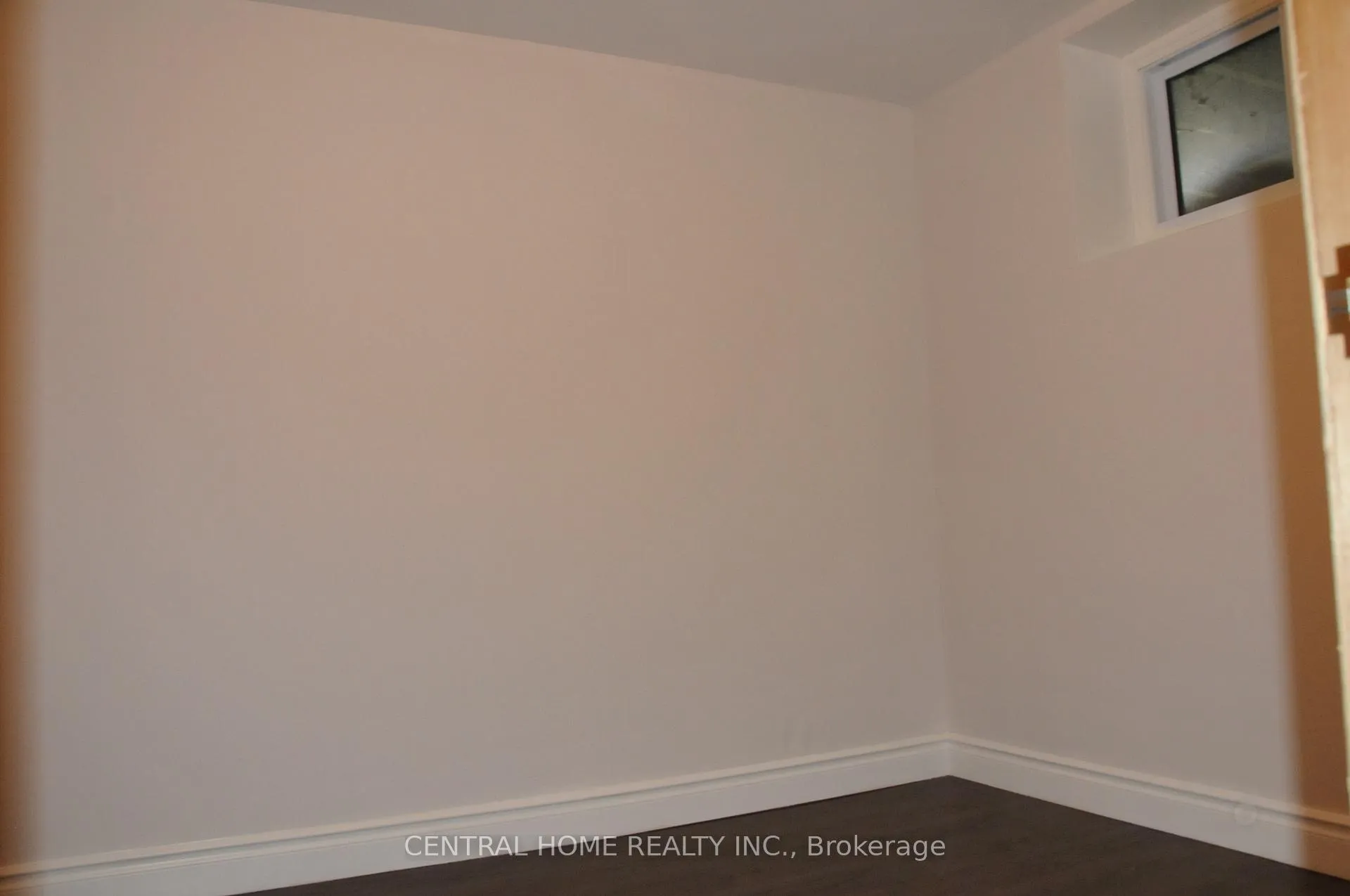 Photo 8 of 66 Collins Crescent, Aurora, Aurora Heights — HOMEH