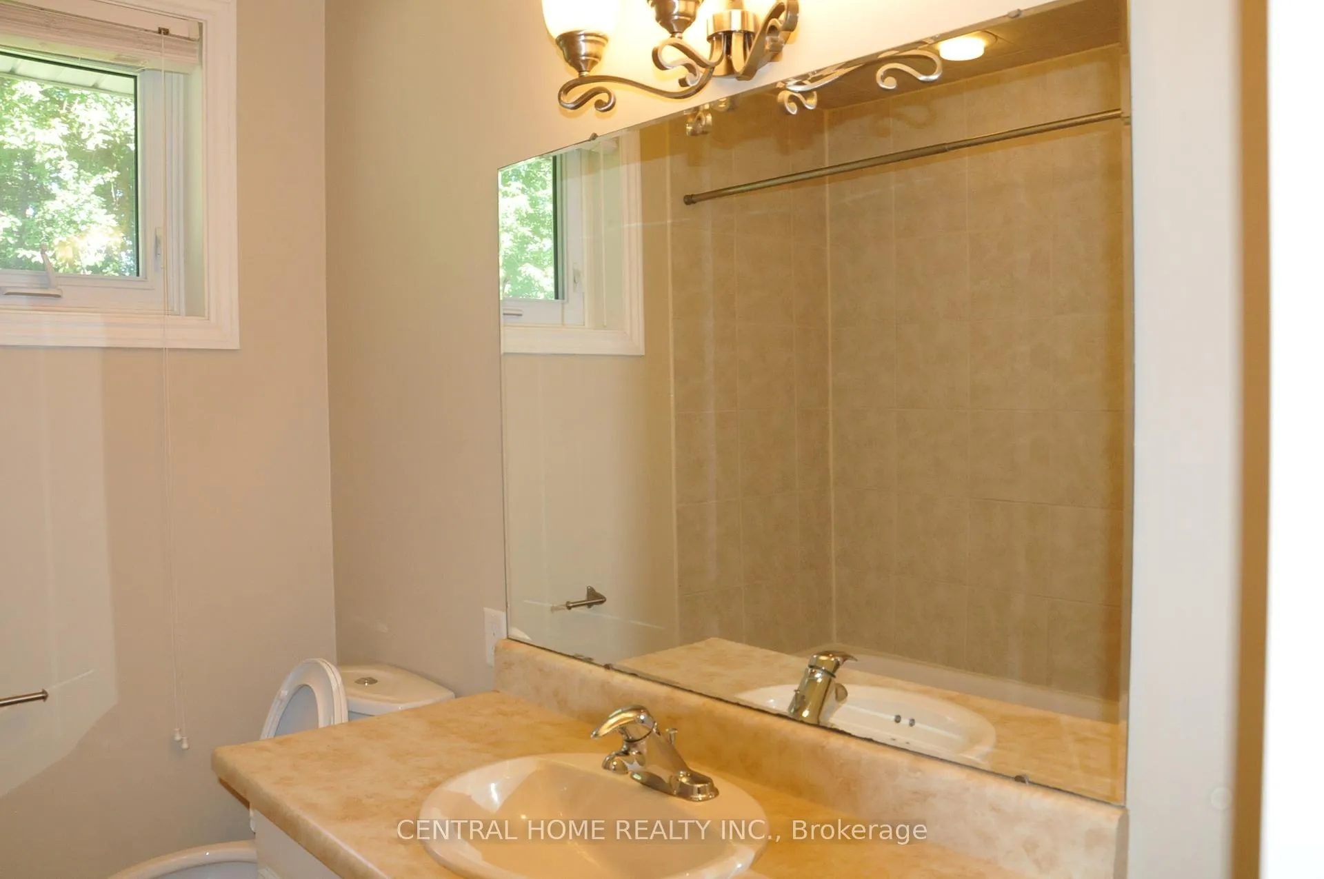 Photo 9 of 66 Collins Crescent, Aurora, Aurora Heights — HOMEH
